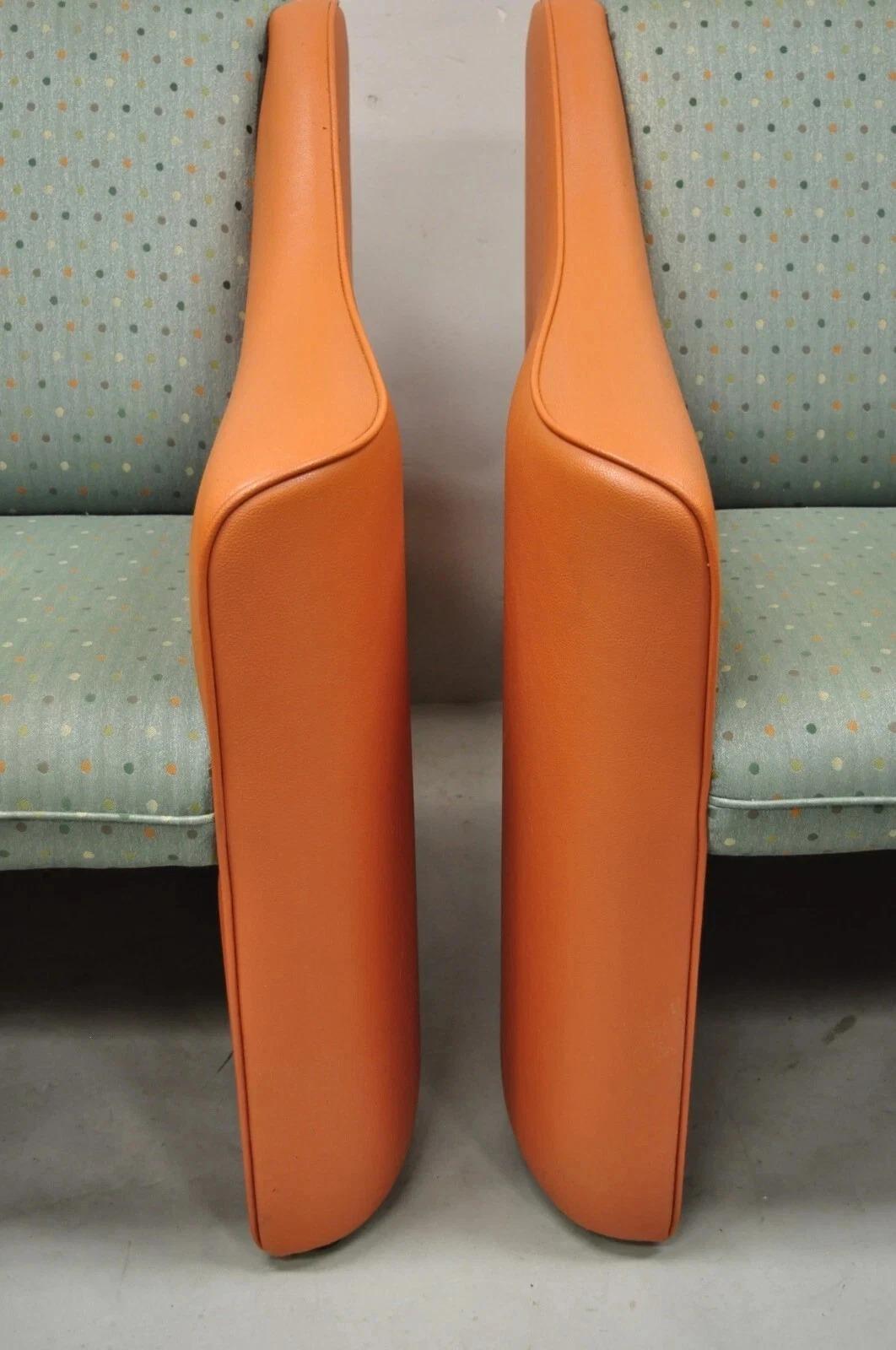Chaises longues postmodernes orange et vertes par Global Upholstery Company Ltd - une paire Bon état - En vente à Philadelphia, PA