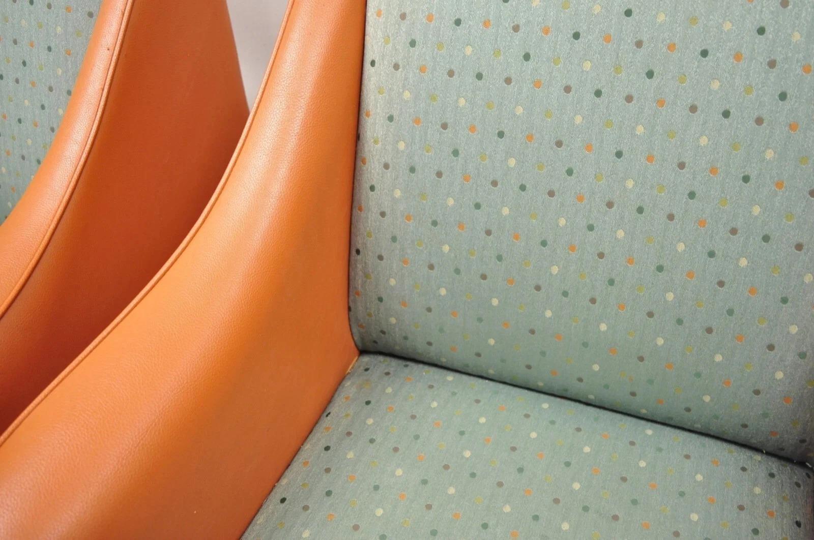 Tissu Chaises longues postmodernes orange et vertes par Global Upholstery Company Ltd - une paire en vente