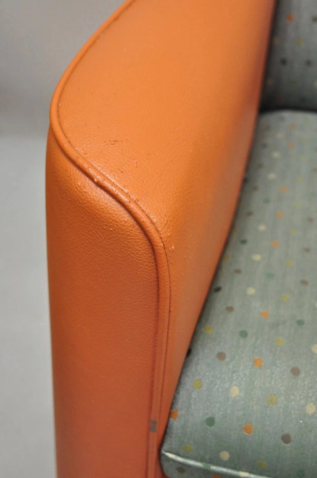 Chaises longues postmodernes orange et vertes par Global Upholstery Company Ltd - une paire en vente 1