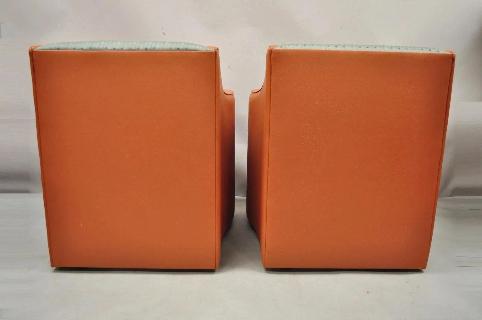 Chaises longues postmodernes orange et vertes par Global Upholstery Company Ltd - une paire en vente 2