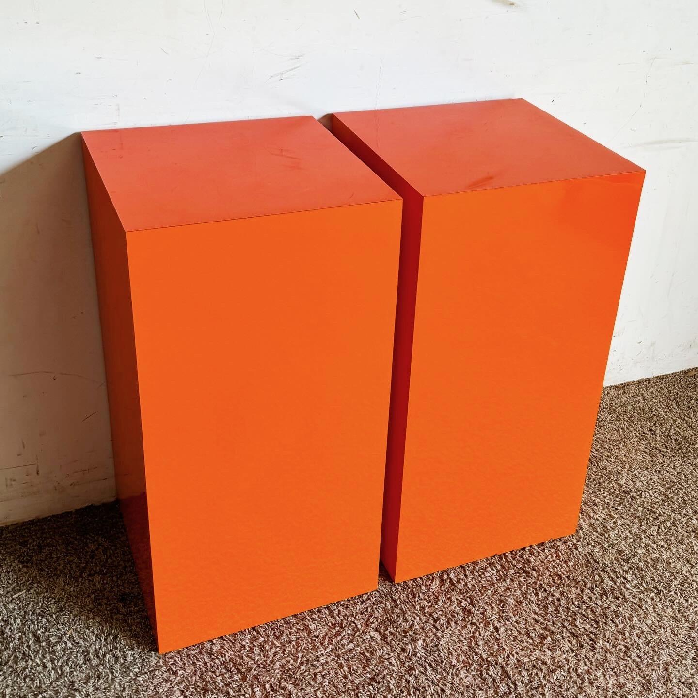 Heben Sie Ihre Einrichtung mit den Display-Sockeln in leuchtendem Orange hervor, die eine lebendige Ästhetik mit einem schlanken, modernen Design für auffällige Displays verbinden.
Vintage-Stücke können altersbedingte Gebrauchsspuren aufweisen.