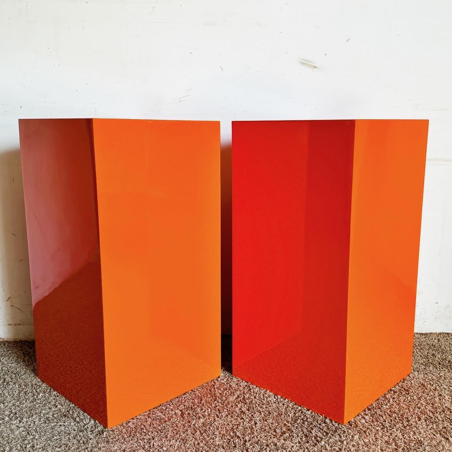Postmodernes orangefarbenes Lacklaminat Rechteckige Prismensockel - ein Paar (Holz) im Angebot
