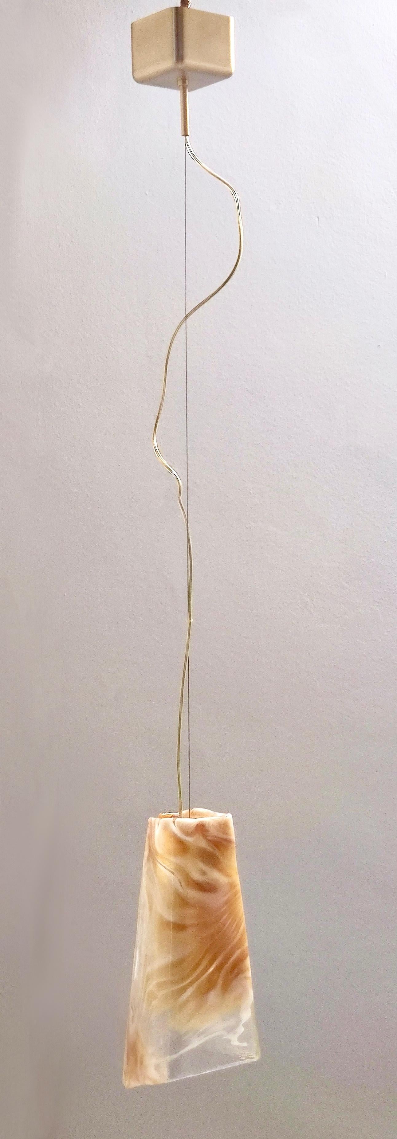 Made in Italy, anni '80. 
Questo lampadario presenta un paralume in vetro di Murano arancione con effetto onice di La Murrina. 
La struttura è realizzata in ottone e il cablaggio è compatibile con gli Stati Uniti. 
È contrassegnato.
Questo ciondolo