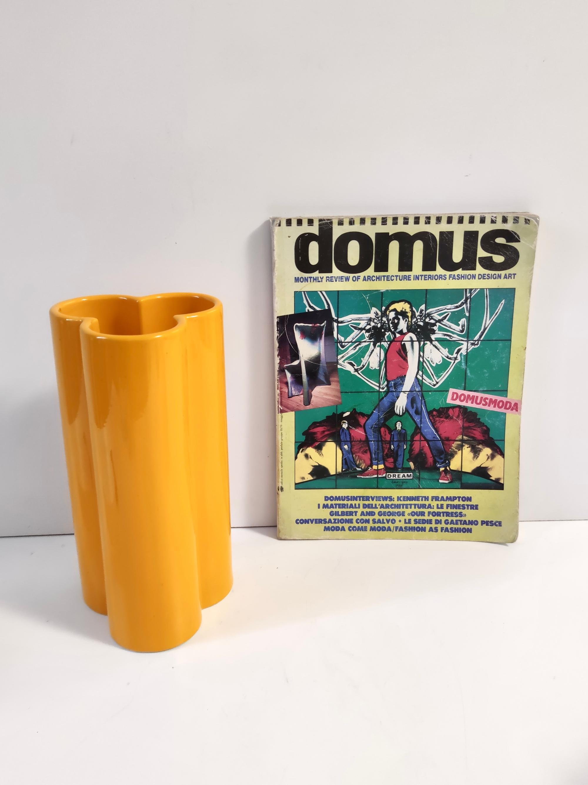 Hergestellt in Italien, 1970er Jahre.
Diese orange-gelbe Vase ist aus glasierter Keramik gefertigt.
Da es sich um ein Vintage-Set handelt, können sie leichte Gebrauchsspuren aufweisen, aber sie sind in einem ausgezeichneten Originalzustand und