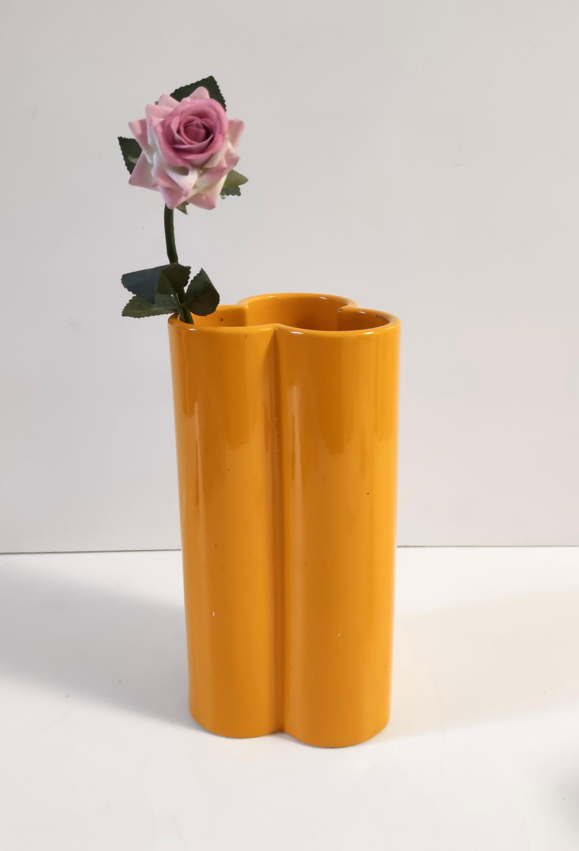 Postmoderne Vase postmoderne en céramique émaillée orange et jaune, Italie en vente