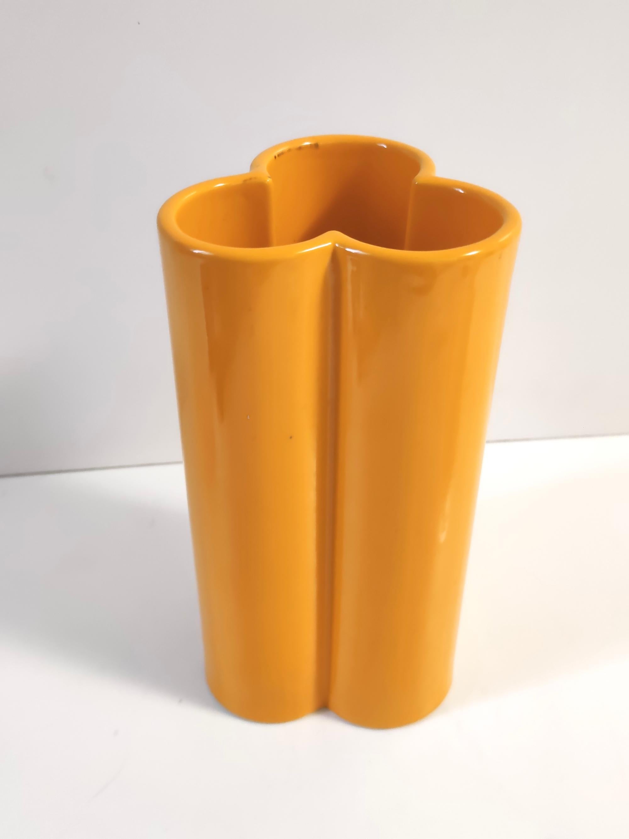 italien Vase postmoderne en céramique émaillée orange et jaune, Italie en vente