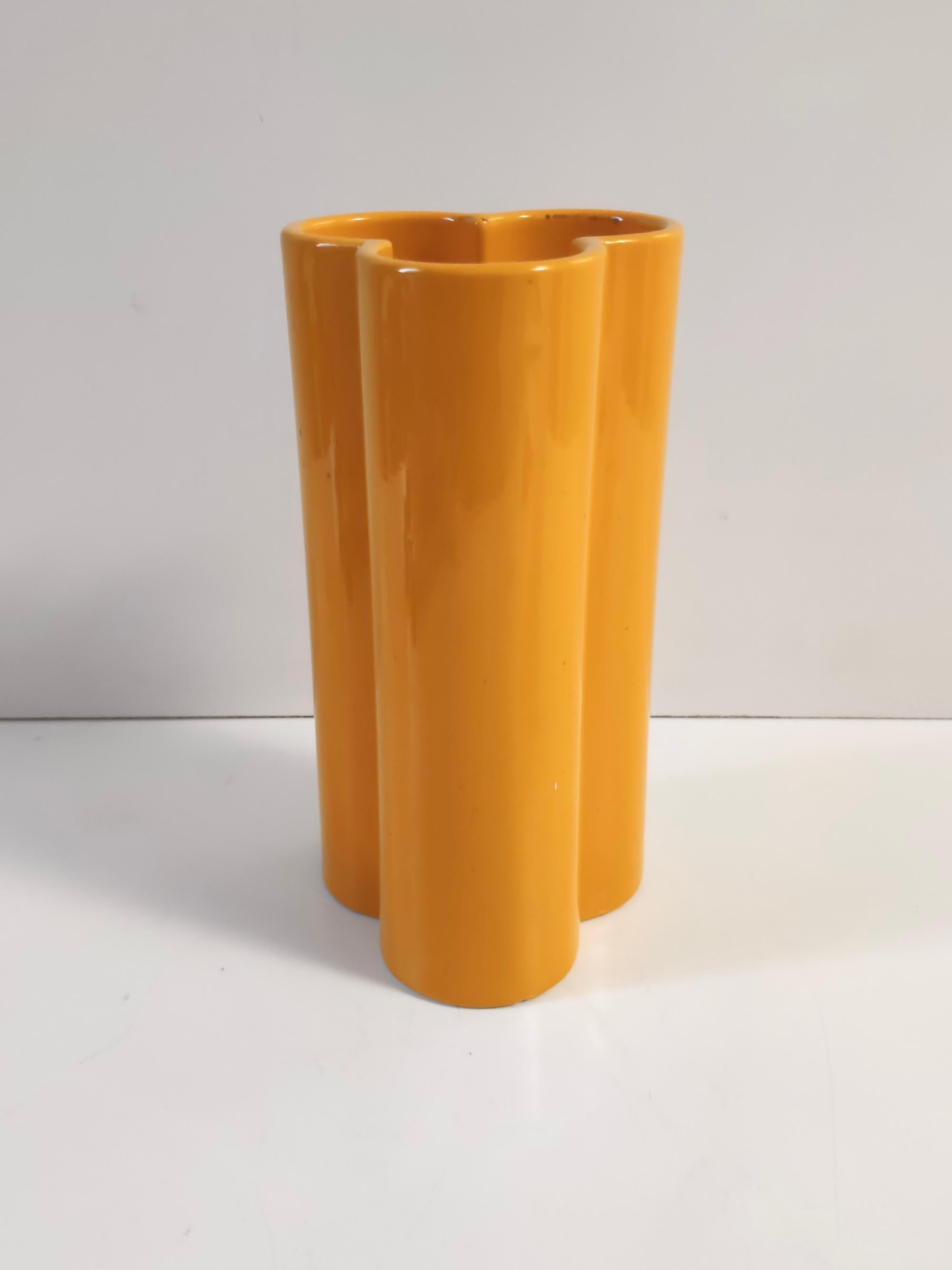 Postmoderne orange-gelb glasierte Keramikvase, Italien im Zustand „Hervorragend“ im Angebot in Bresso, Lombardy