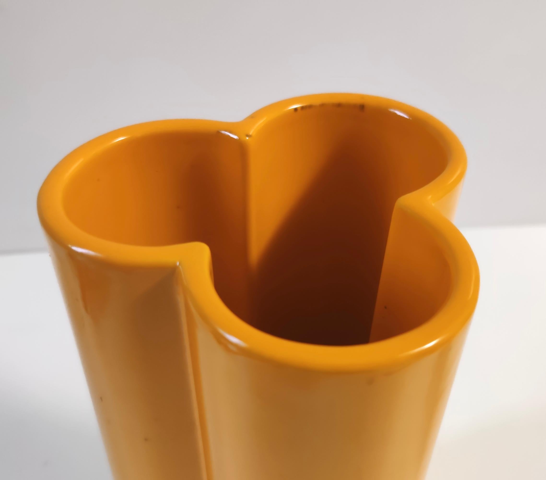Vase postmoderne en céramique émaillée orange et jaune, Italie Excellent état - En vente à Bresso, Lombardy