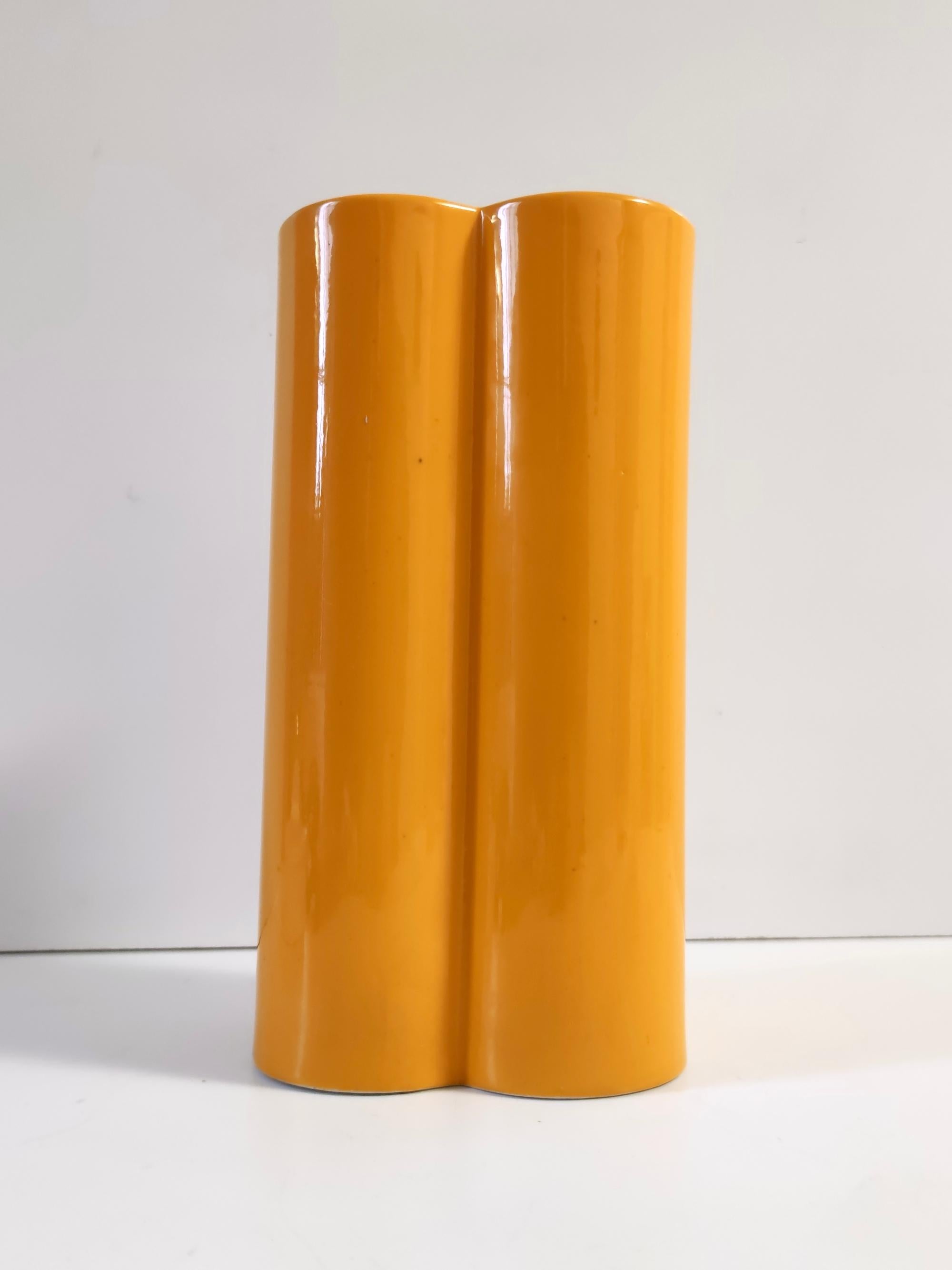 Fin du 20e siècle Vase postmoderne en céramique émaillée orange et jaune, Italie en vente