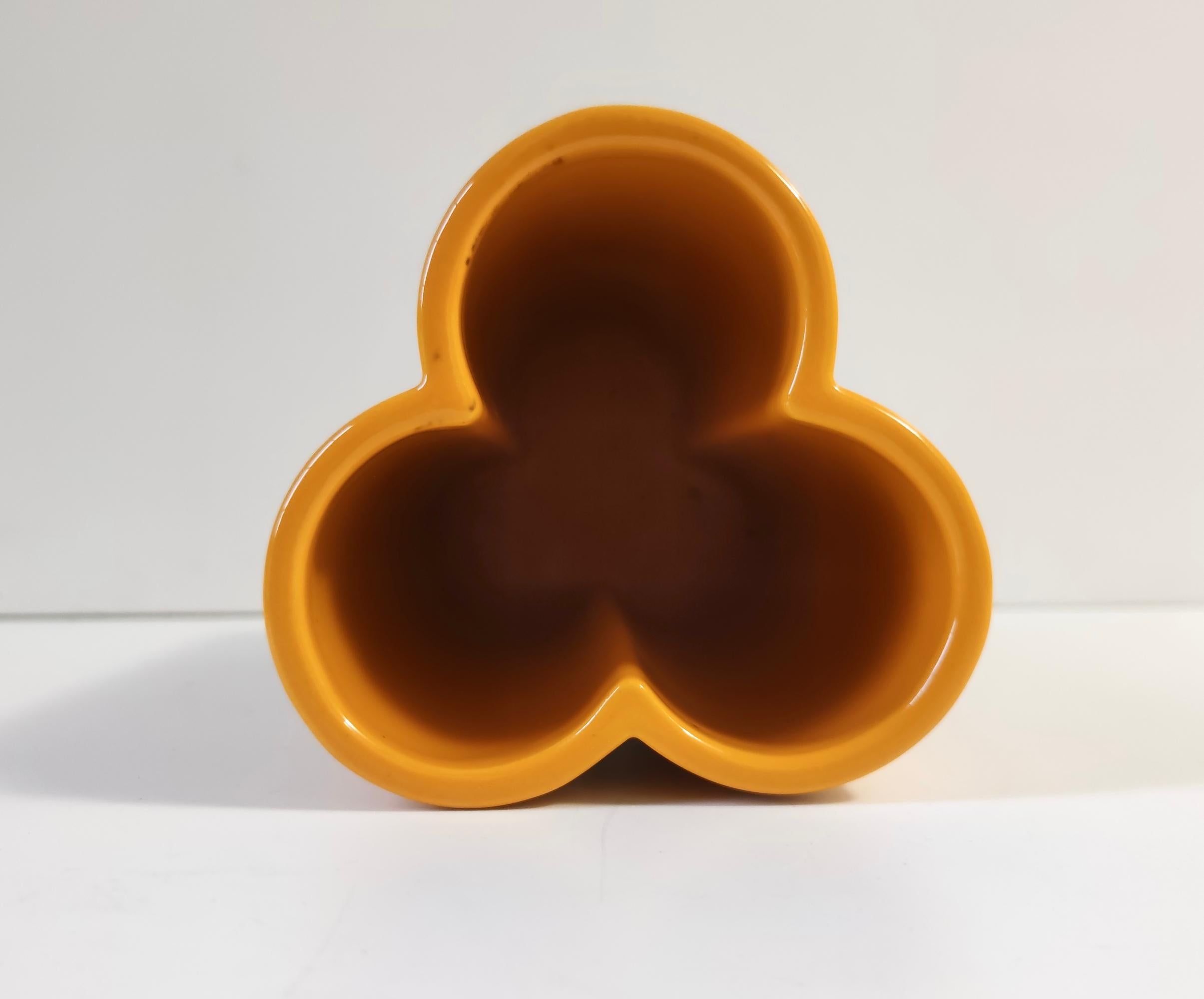Postmoderne orange-gelb glasierte Keramikvase, Italien im Angebot 2