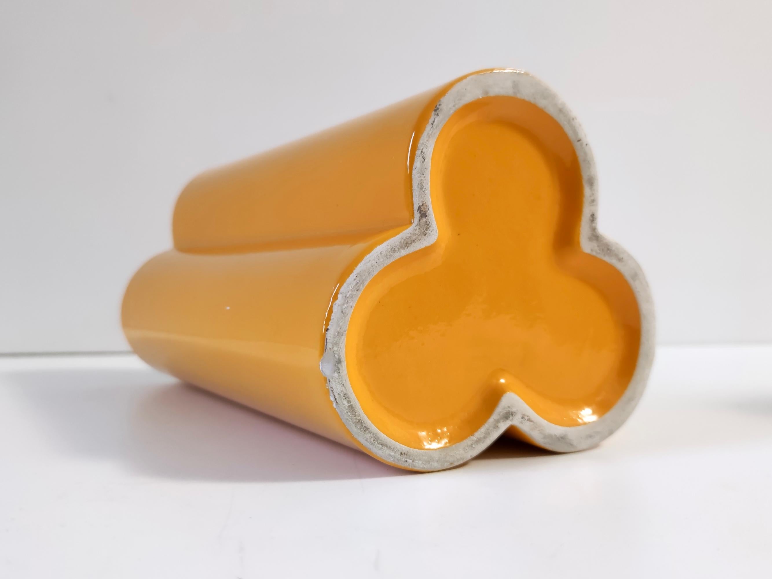 Vase postmoderne en céramique émaillée orange et jaune, Italie en vente 1