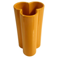 Vase postmoderne en céramique émaillée orange et jaune, Italie