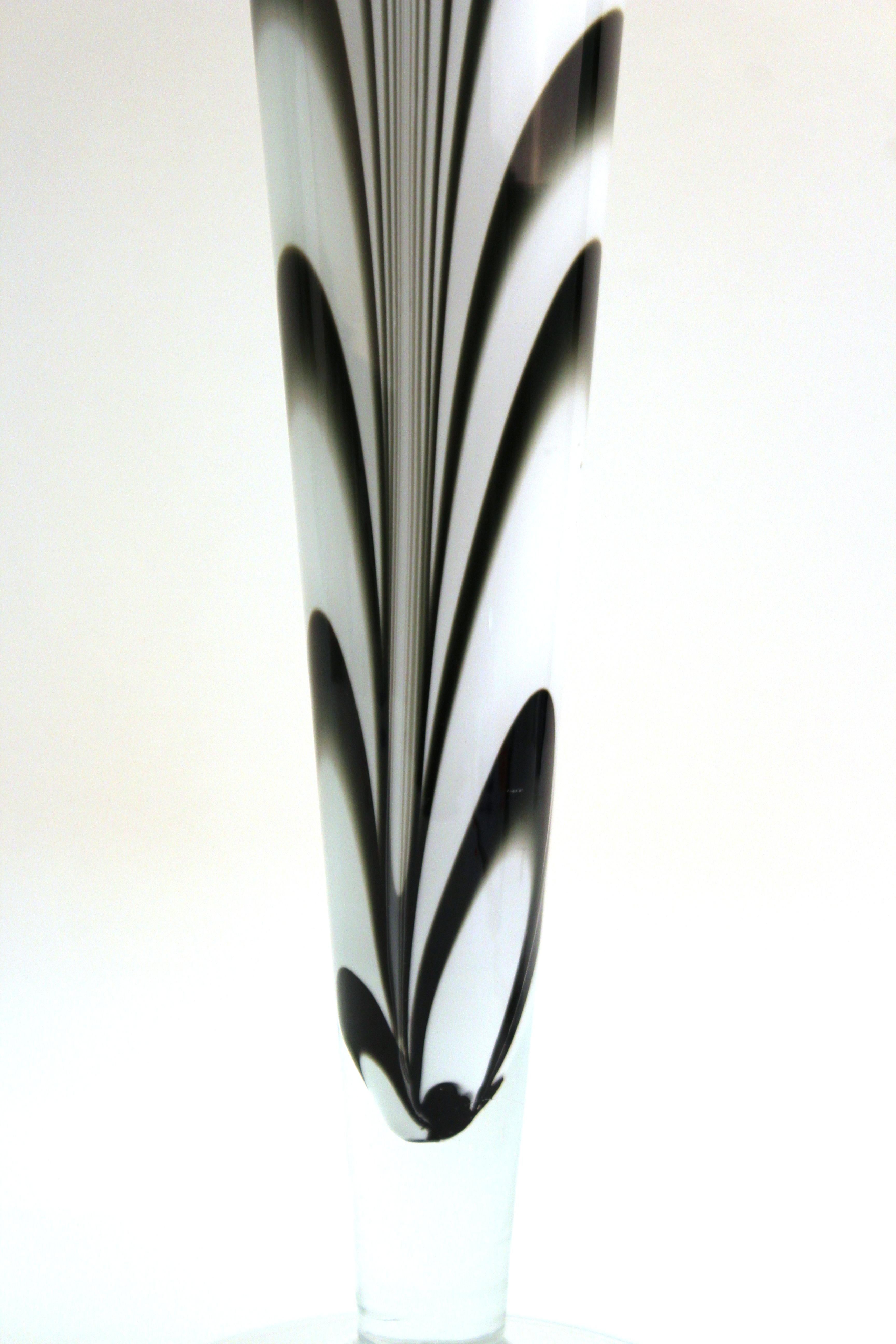 Vase postmoderne surdimensionné en verre d'art à plumes Bon état - En vente à New York, NY