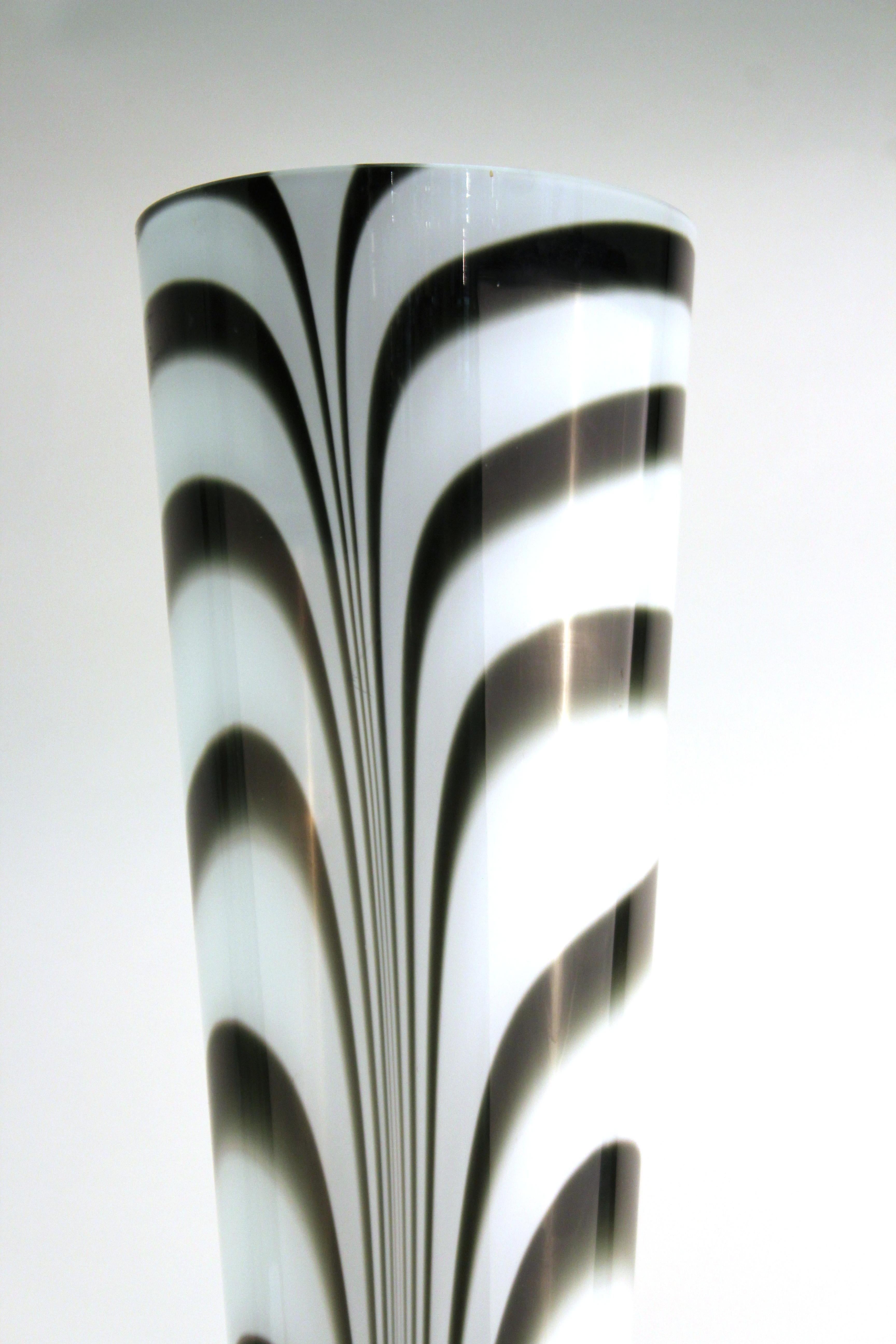 20ième siècle Vase postmoderne surdimensionné en verre d'art à plumes en vente
