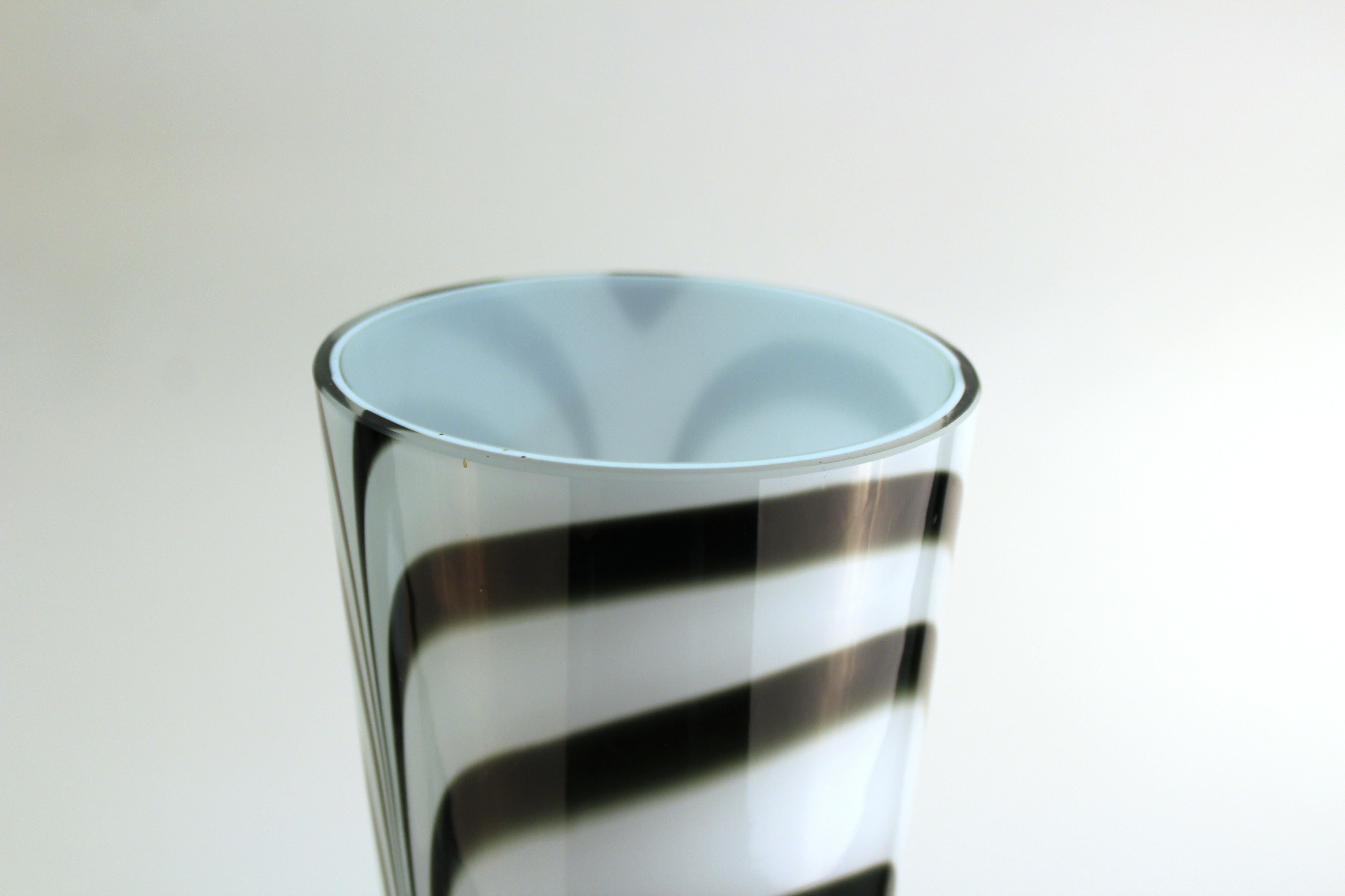 Postmodern Oversized Feathered Art Glass Vase In Good Condition In Astoria, NY
