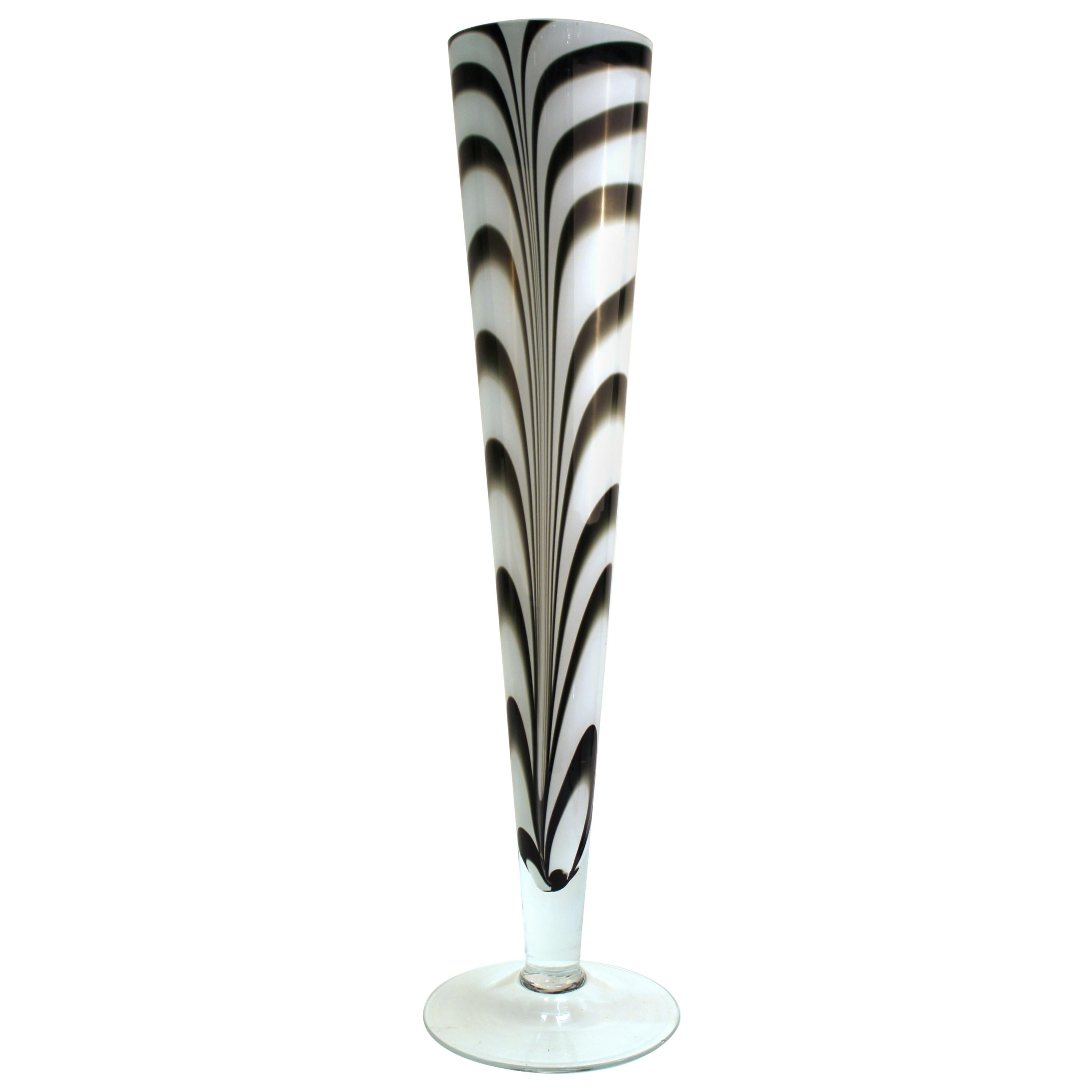 Vase postmoderne surdimensionné en verre d'art à plumes