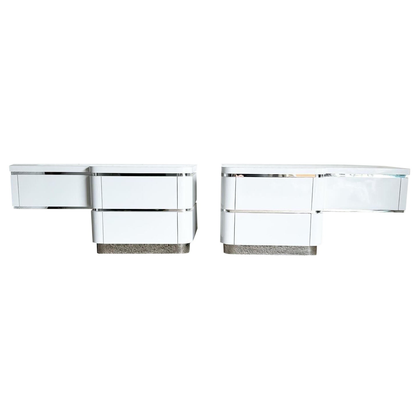 Comodini/camerini postmoderni oversize in laminato laccato bianco e cromo