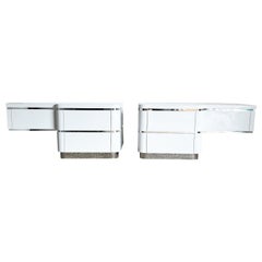 Comodini/camerini postmoderni oversize in laminato laccato bianco e cromo