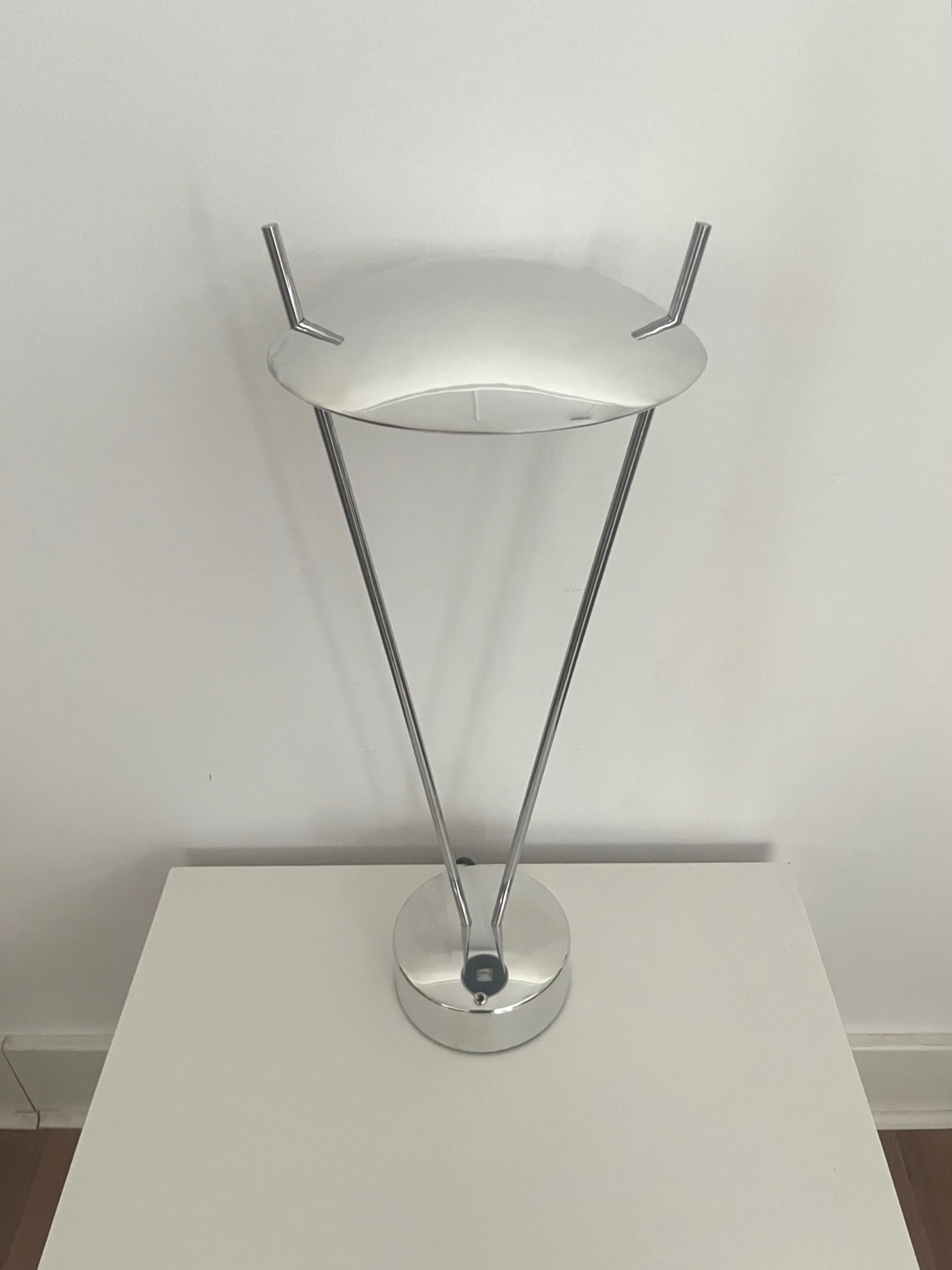 Par de Lámparas de Mesa de Aluminio Postmodernas de Leonardo Marelli para Estiluz.
Estas Lámparas de Mesa fueron fabricadas en Barcelona (España) por Estiluz durante la década de 1980. Modelo M-1131.
