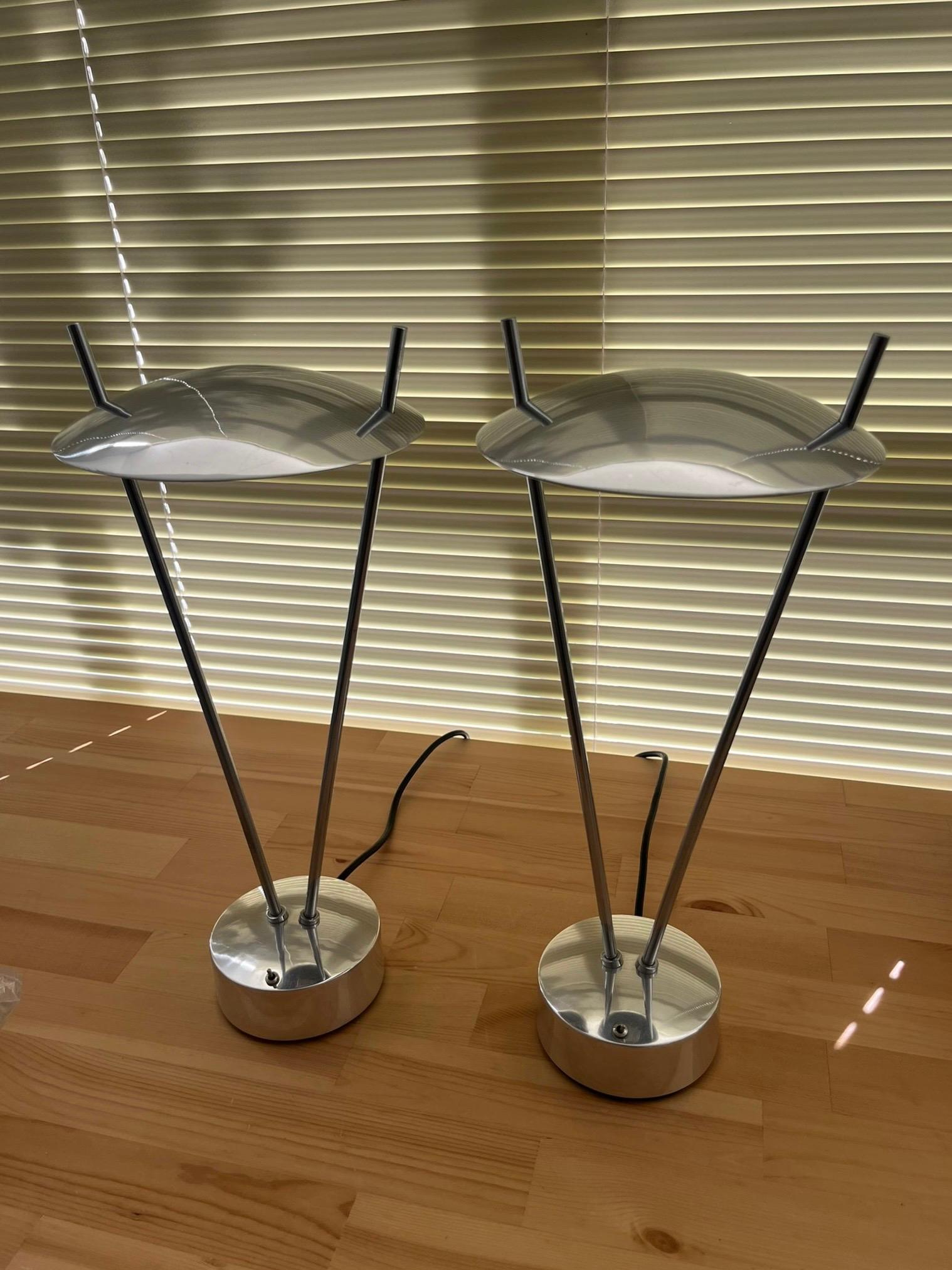 Pareja posmoderna de lámparas de sobremesa de aluminio de Leonardo Marelli para Estiluz, años 80 en Bueno estado para la venta en Badajoz, Badajoz