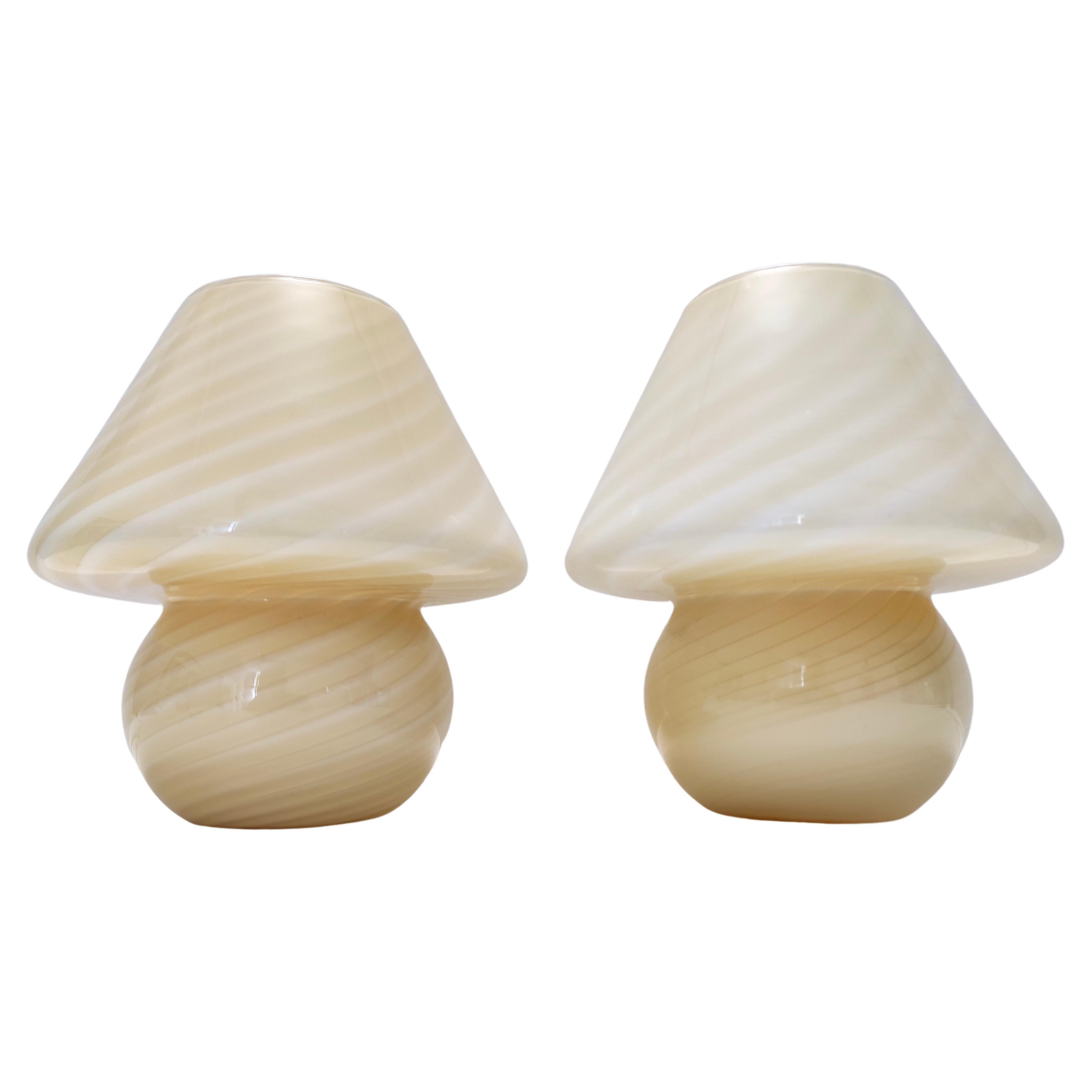 Paire de lampes de bureau postmodernes en verre de Murano encastré de couleur crème par Venini, Italie