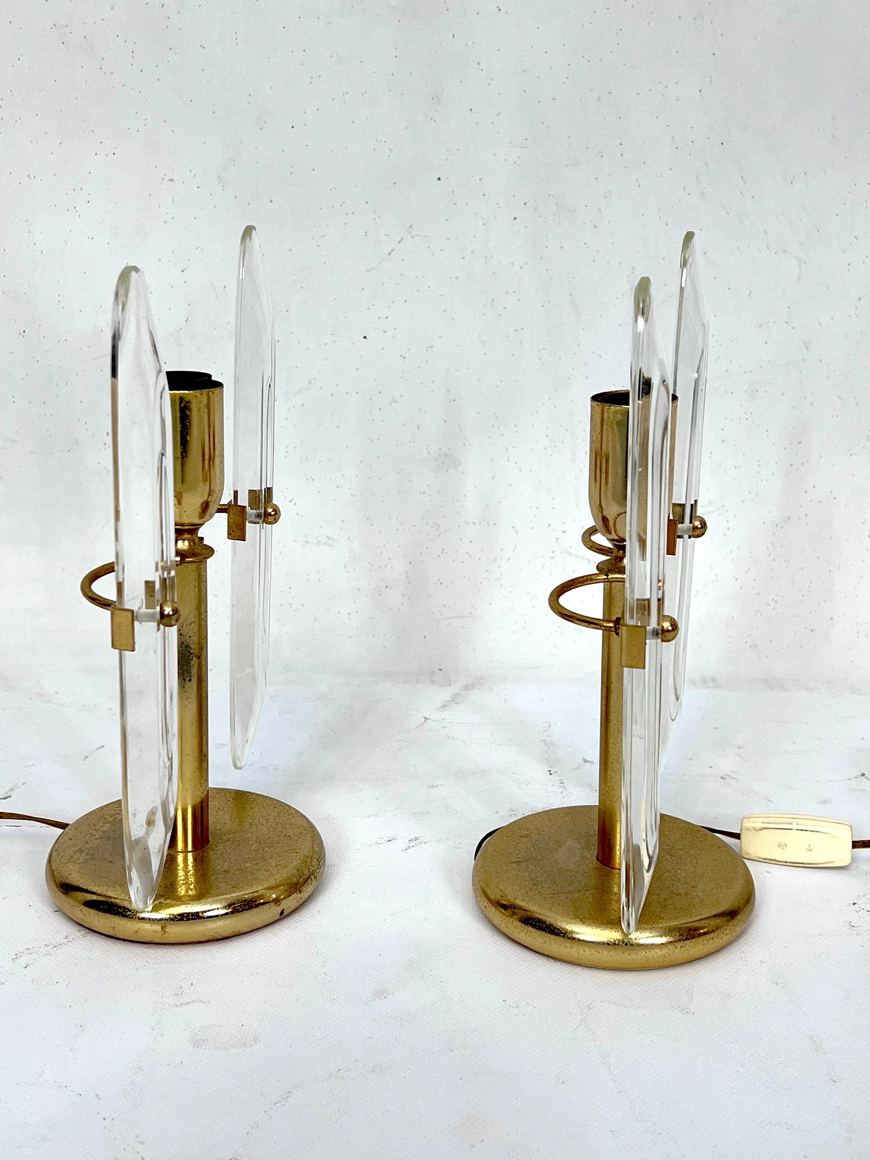 Postmodern pair of gilded metal and glass table lamps by Stilkronen. Italy 70s For Sale 3