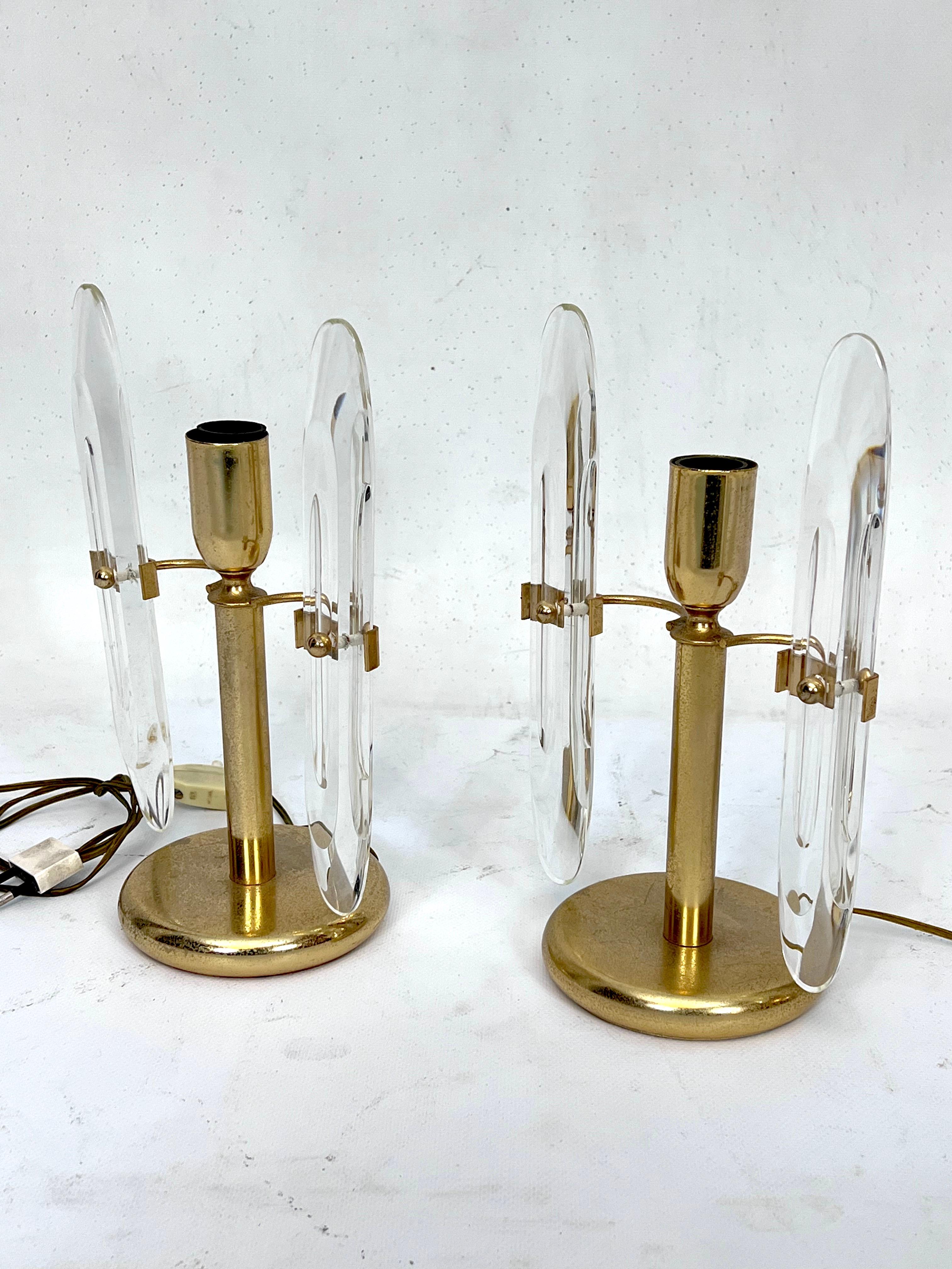 Postmodernes Paar Tischlampen aus vergoldetem Metall und Glas von Stilkronen. Italien 70er Jahre im Angebot 6