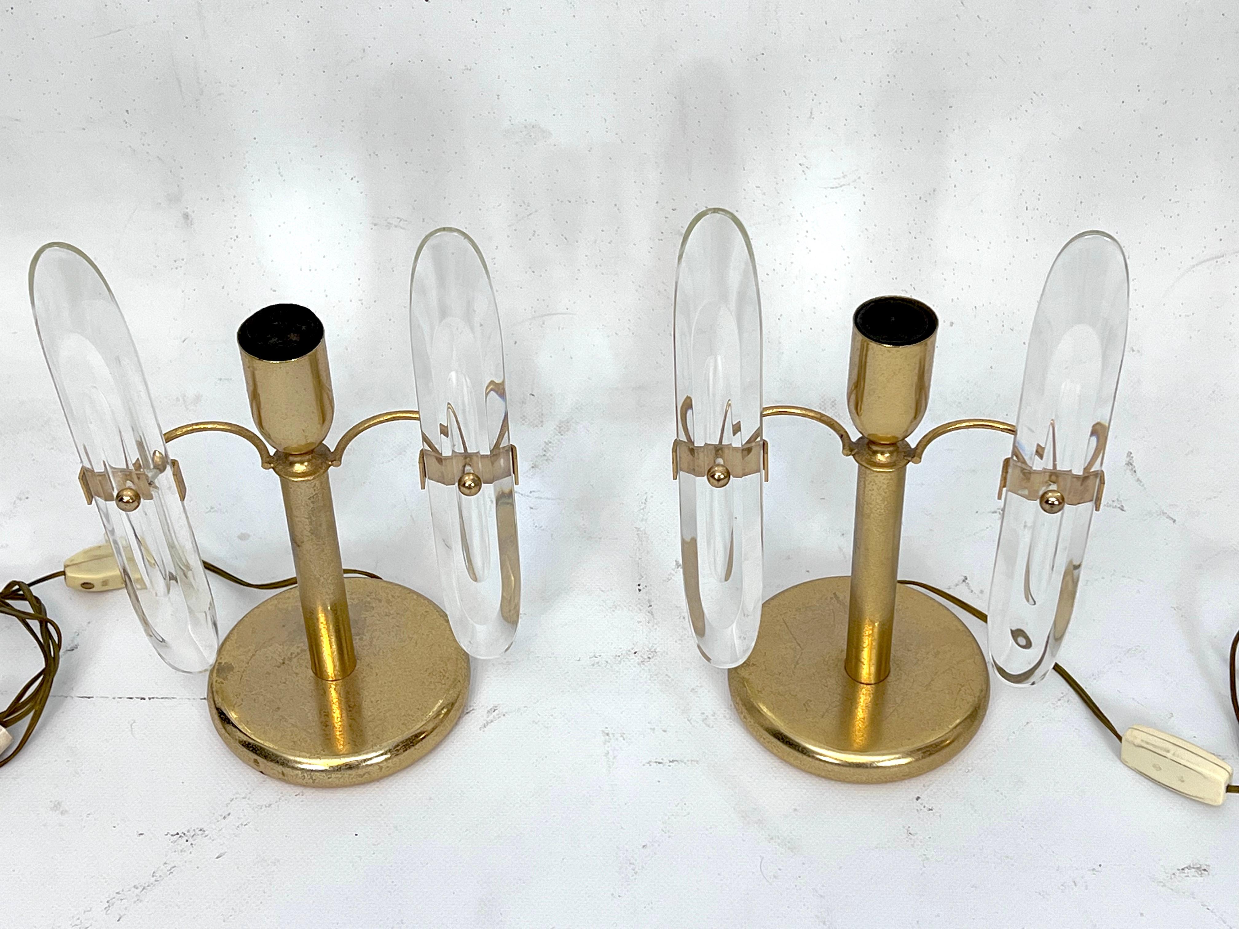 Postmodernes Paar Tischlampen aus vergoldetem Metall und Glas von Stilkronen. Italien 70er Jahre (20. Jahrhundert) im Angebot