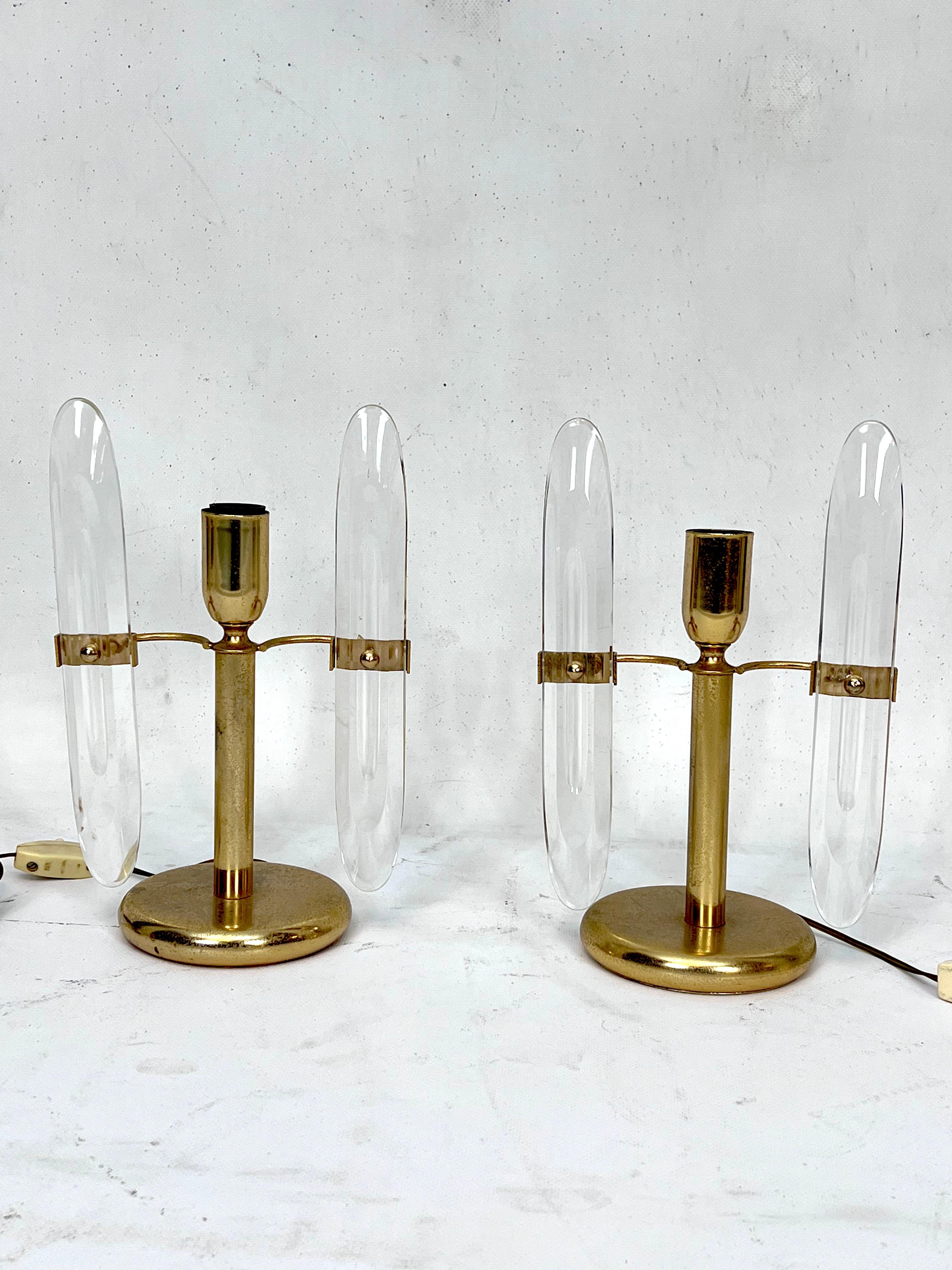 Postmodern pair of gilded metal and glass table lamps by Stilkronen. Italy 70s For Sale 1