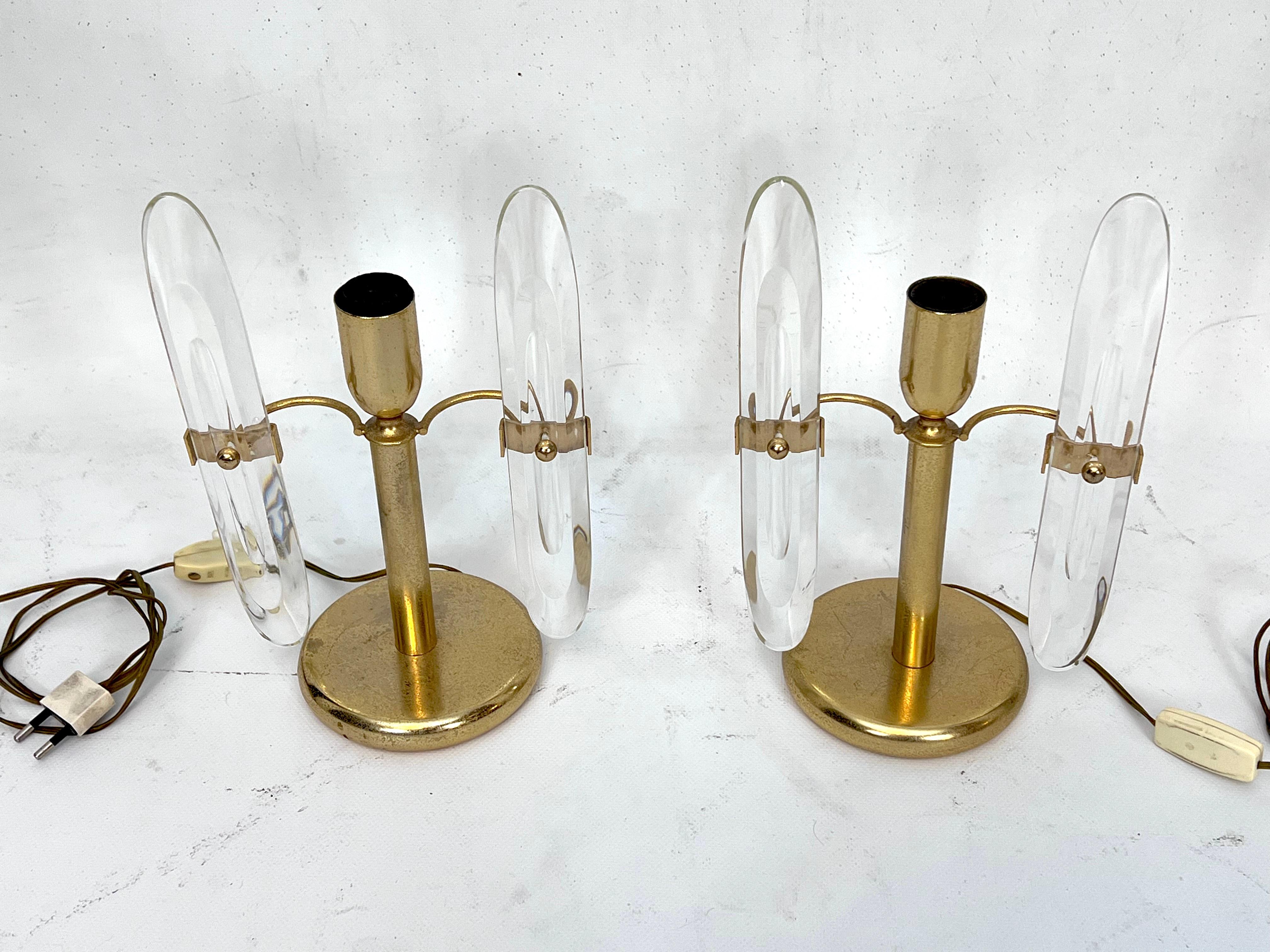 Postmodern pair of gilded metal and glass table lamps by Stilkronen. Italy 70s For Sale 2