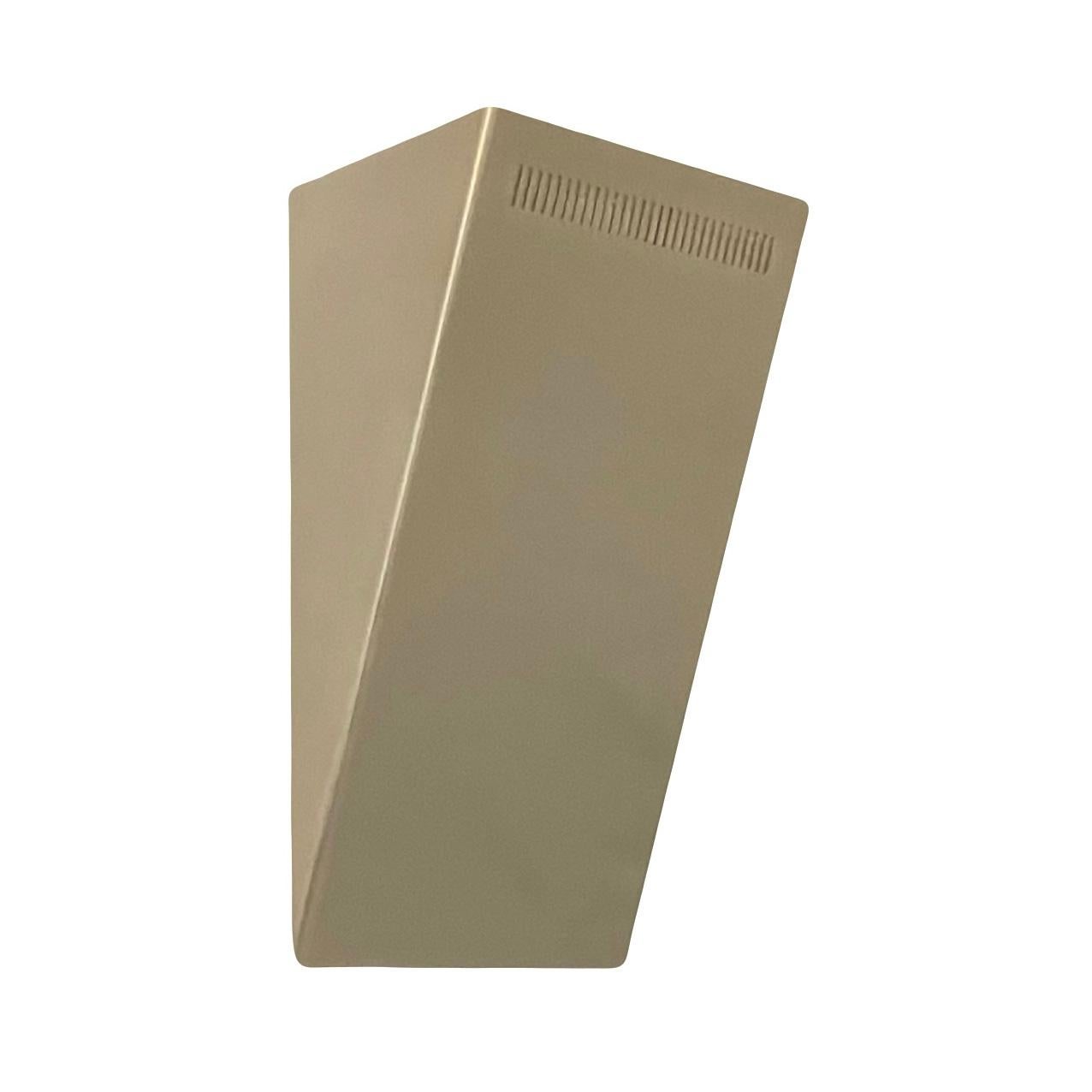 Postmoderner Satz von drei goldenen Wandleuchten aus Metall von Leonardo Marelli für Estiluz. Modell: A-2044 Gold
Diese Leuchten wurden in den 1990er Jahren von Estiluz in Barcelona (Spanien) entworfen und hergestellt. 
Sie wurden nie benutzt, sie