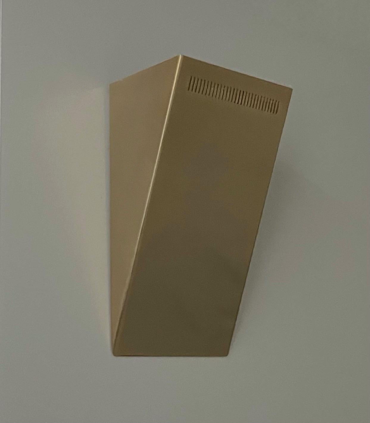 Postmoderner Satz von drei Wandleuchtern aus Goldmetall von Estiluz, Barcelona, 1990er Jahre (Spanisch) im Angebot