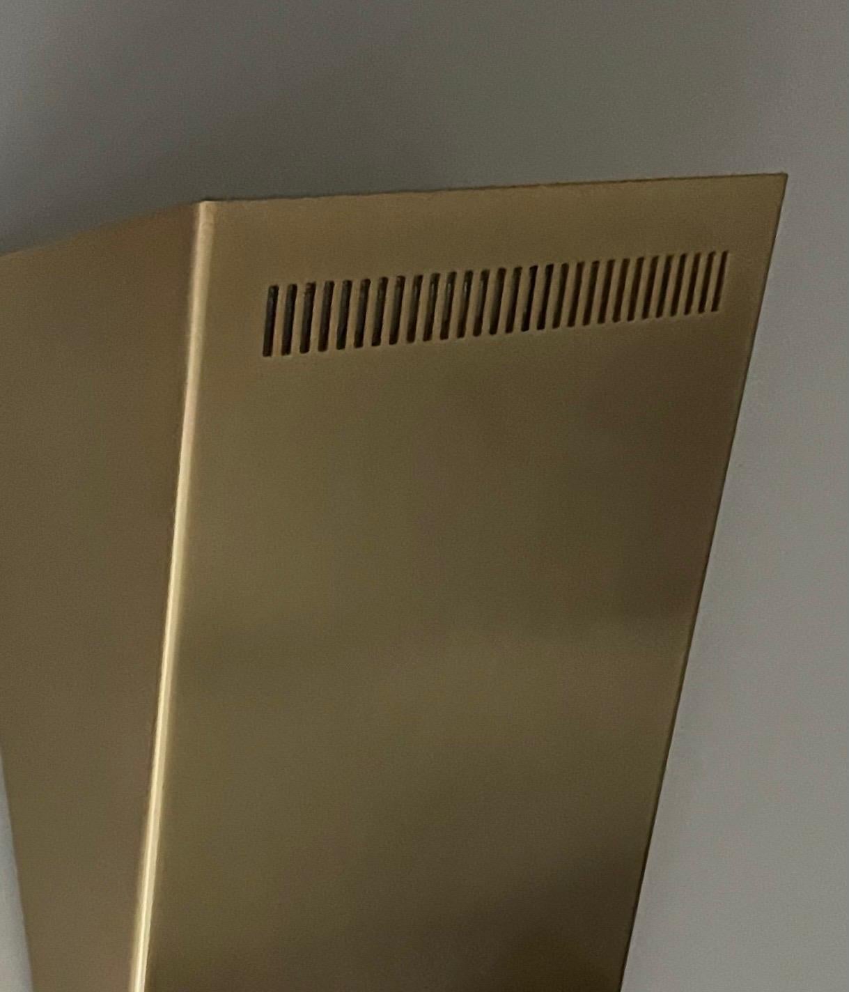 Postmoderner Satz von drei Wandleuchtern aus Goldmetall von Estiluz, Barcelona, 1990er Jahre (Ende des 20. Jahrhunderts) im Angebot