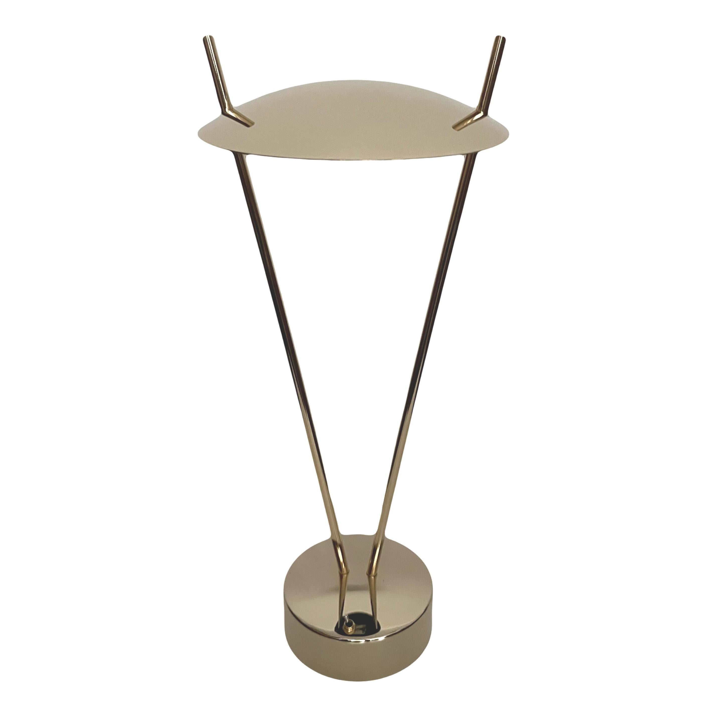 Par de lámparas de sobremesa doradas postmodernas de Leonardo Marelli para Estiluz.
Estas Lámparas de Mesa fueron fabricadas en Barcelona (España) por Estiluz durante la década de 1980. Modelo M-1131.

