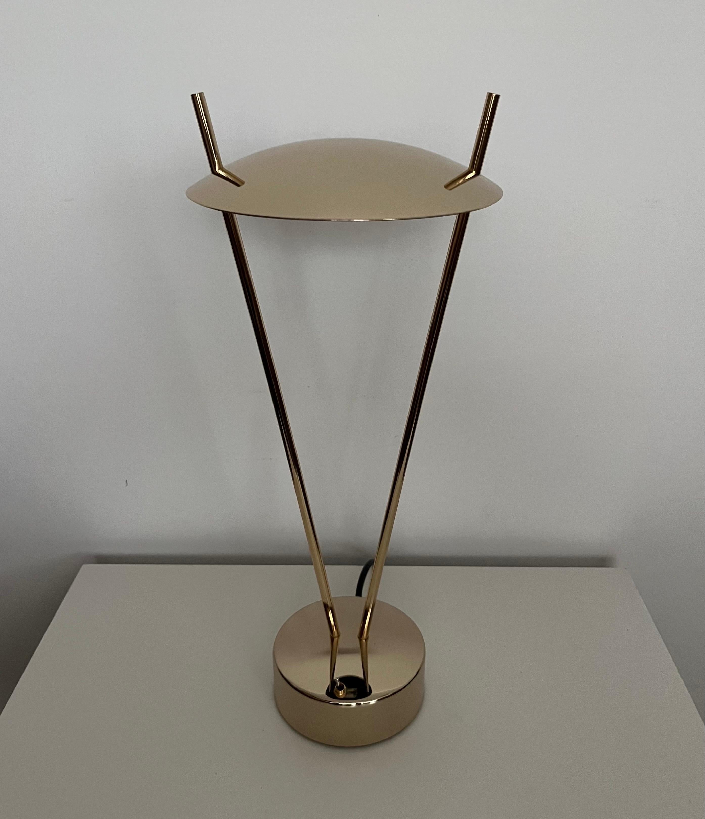 Pareja posmoderna de lámparas de mesa doradas de Leonardo Marelli para Estiluz, años 80 Posmoderno en venta