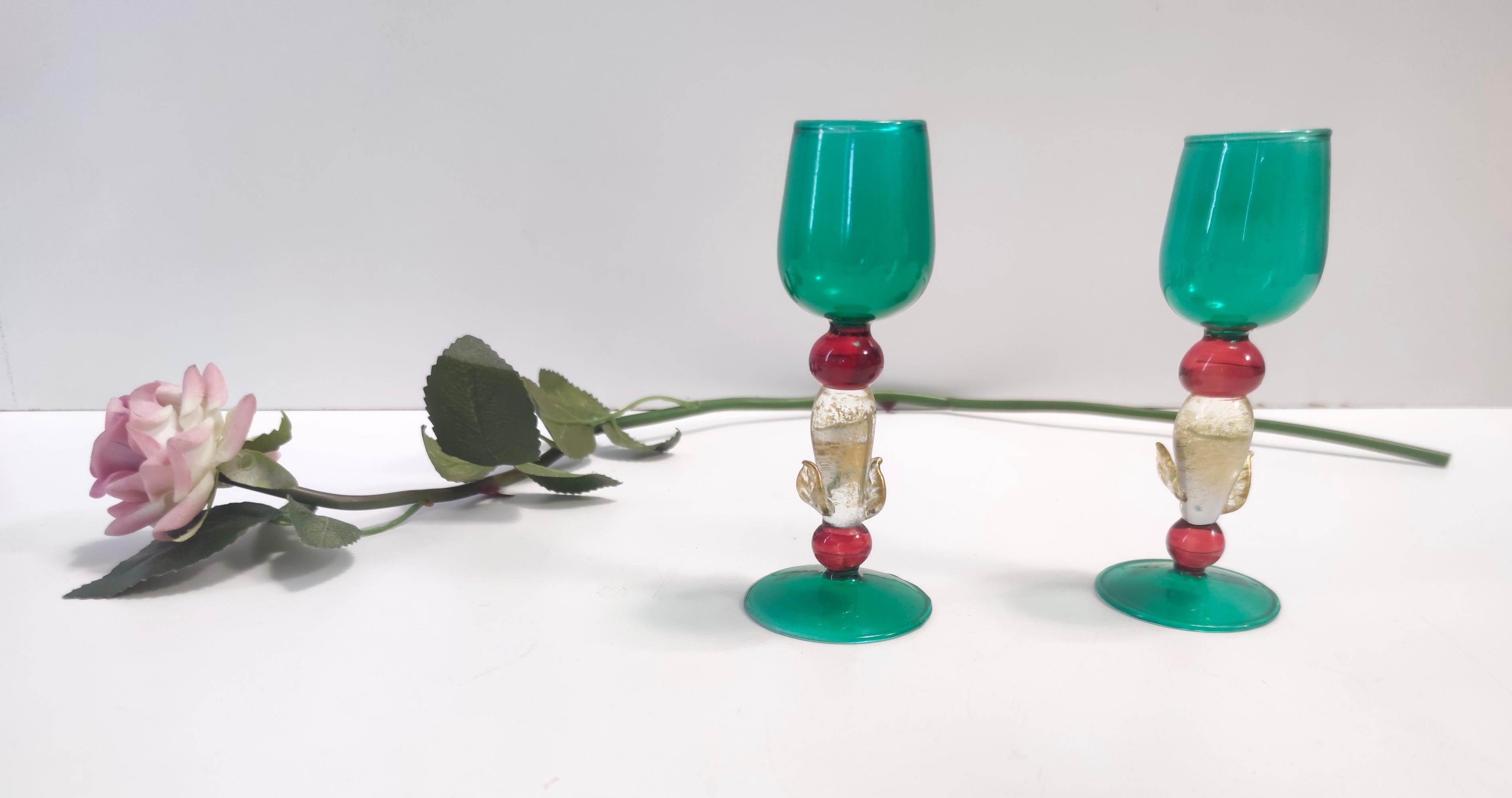 Postmoderne Paire de verres à liqueur sarcelle, rouge et or de Salviati, Murano, Italie en vente