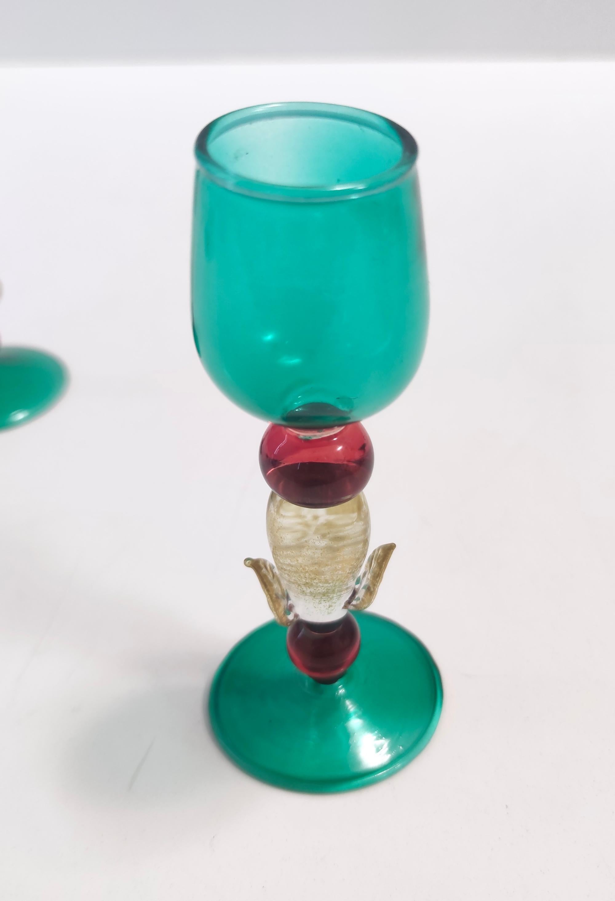 Postmodern Pair of Teal, Red and Gold Liqueur Glasses by Salviati, Murano, Italy In Excellent Condition For Sale In Bresso, Lombardy