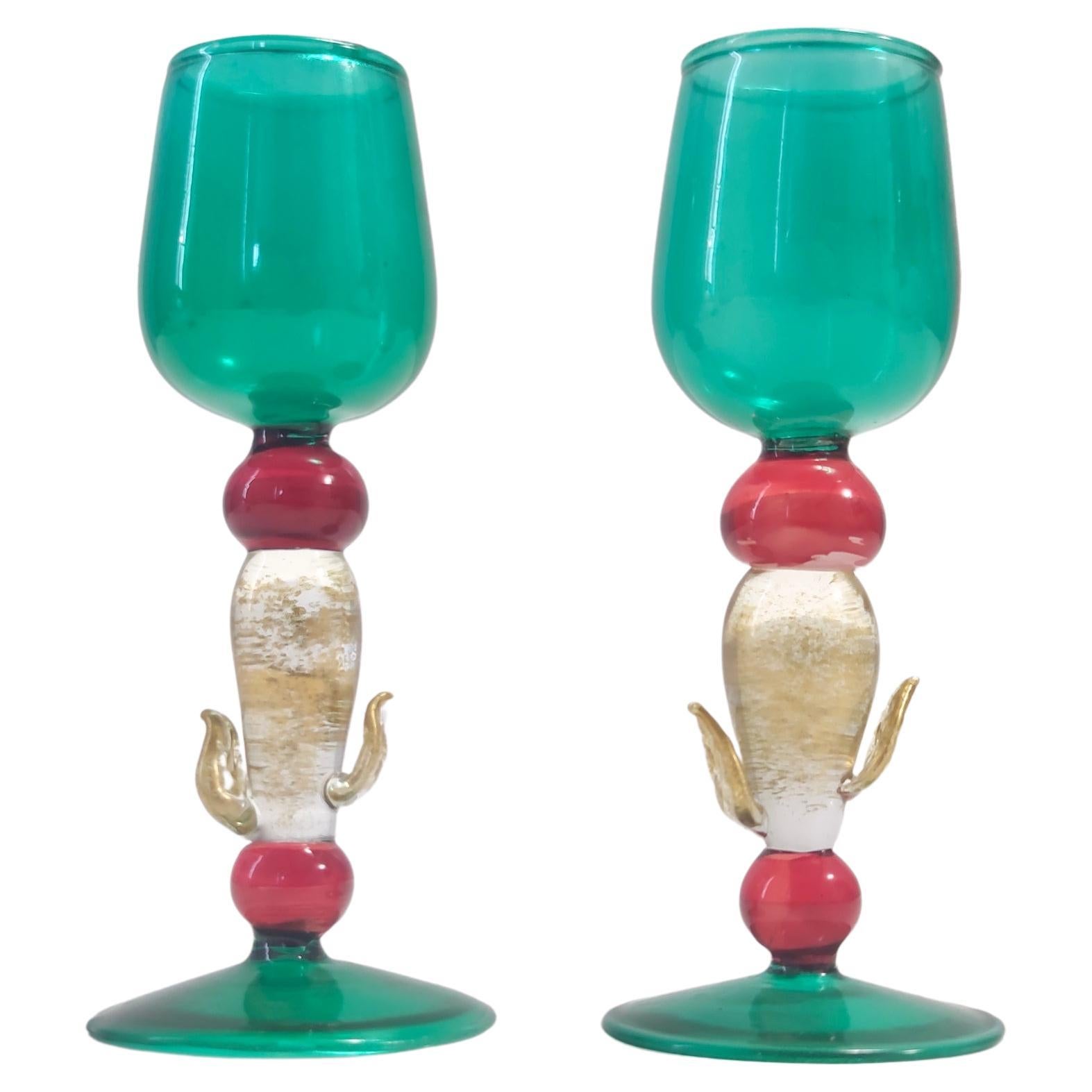 Paire de verres à liqueur sarcelle, rouge et or de Salviati, Murano, Italie