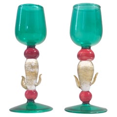 Coppia postmoderna di bicchieri da liquore color verde acqua, rosso e oro di Salviati, Murano, Italia