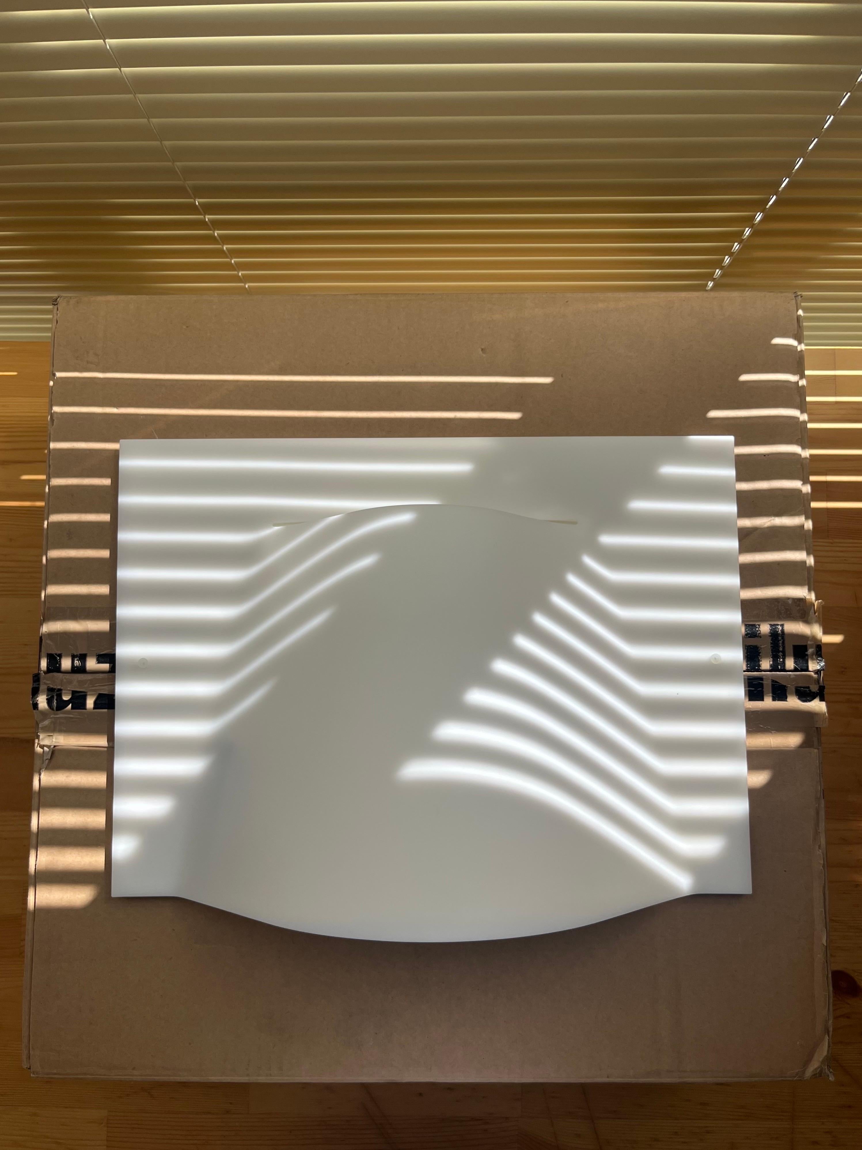 Pareja posmoderna de apliques de Lucite blanco de Estiluz, Barcelona, años 90 finales del siglo XX en venta