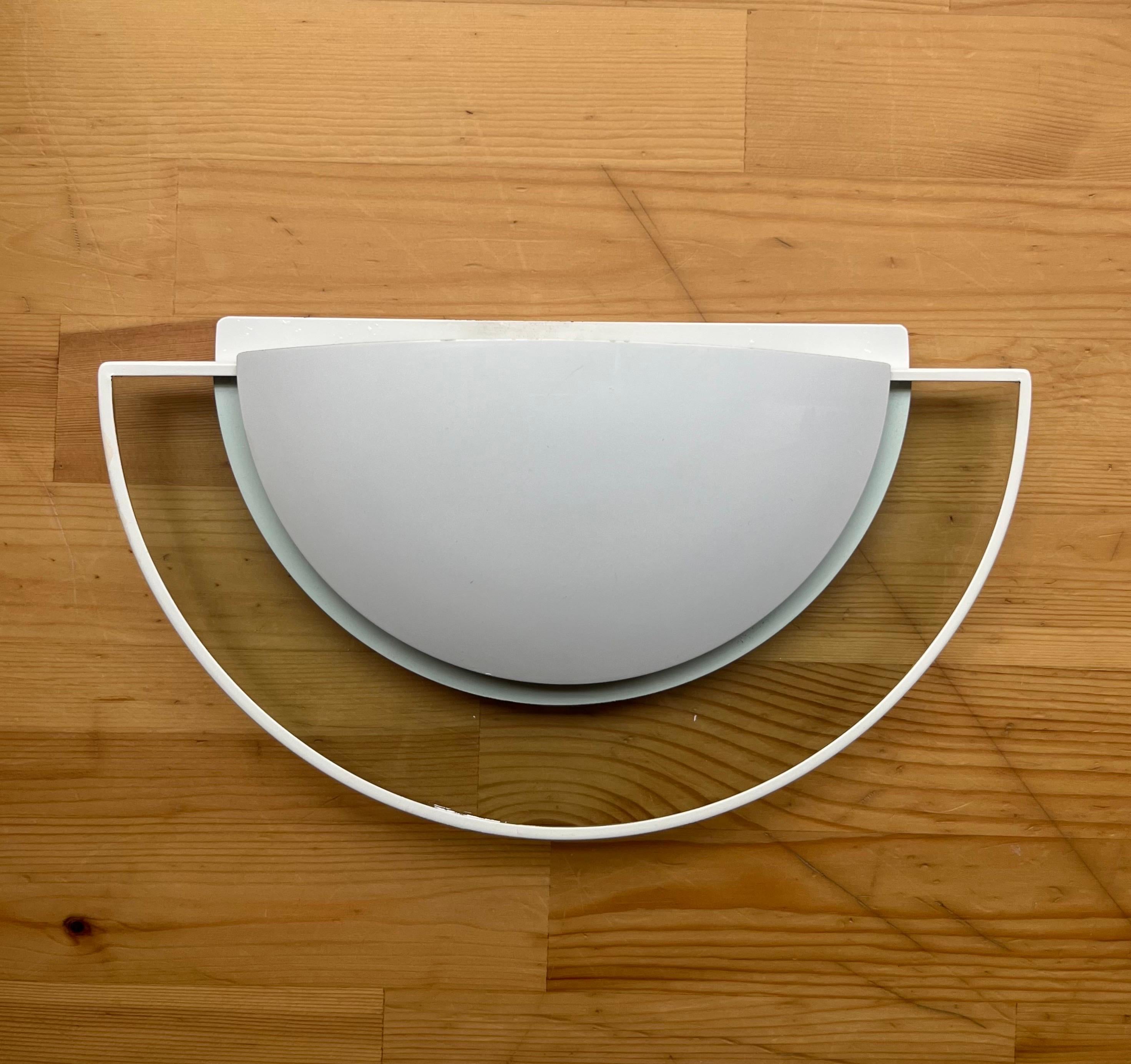 Paire d'appliques murales postmodernes en métal blanc et verre. Ces luminaires ont été conçus et fabriqués à Barcelone (Espagne) par Estiluz dans les années 1980. Modèle : A-1087.
Le studio de design Estiluz dirigé par Leonardo Marelli a été créé en