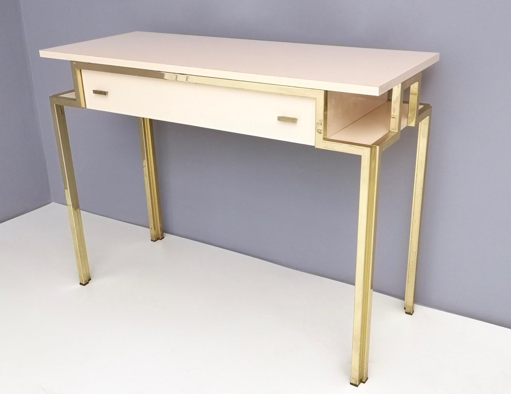 Postmoderner Konsolentisch aus blassrosa Formica und Messing mit Wandspiegel, Italien im Angebot 5