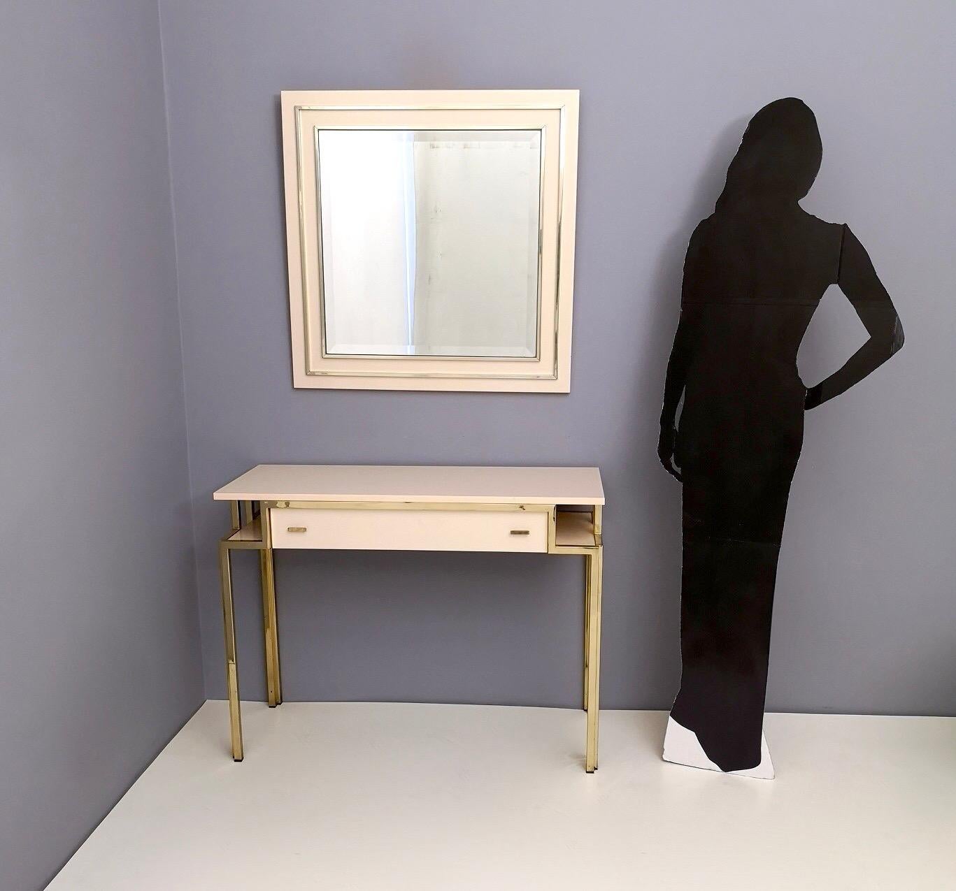 Postmoderner Konsolentisch aus blassrosa Formica und Messing mit Wandspiegel, Italien (Europäisch) im Angebot