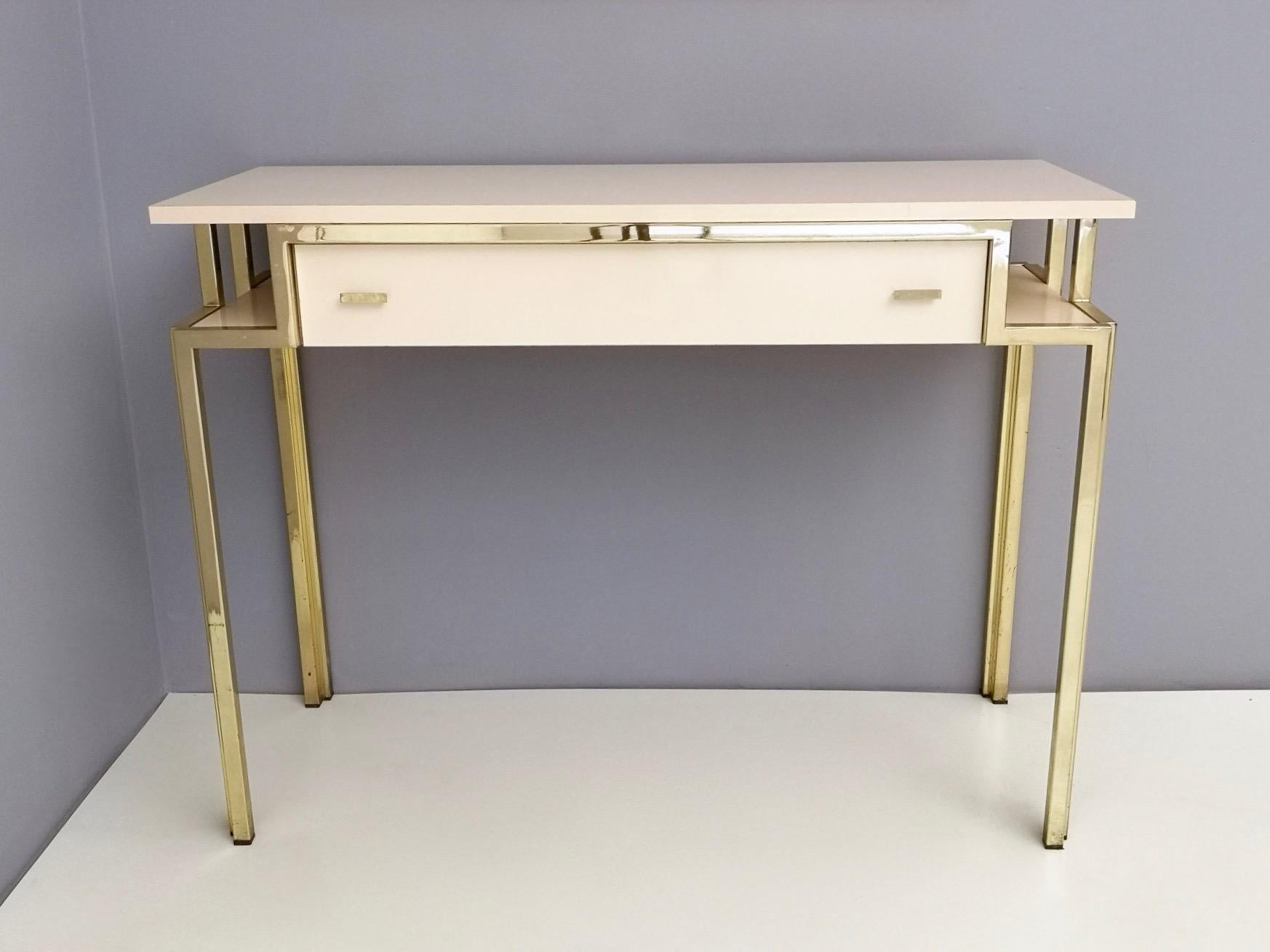 Postmoderner Konsolentisch aus blassrosa Formica und Messing mit Wandspiegel, Italien im Angebot 4