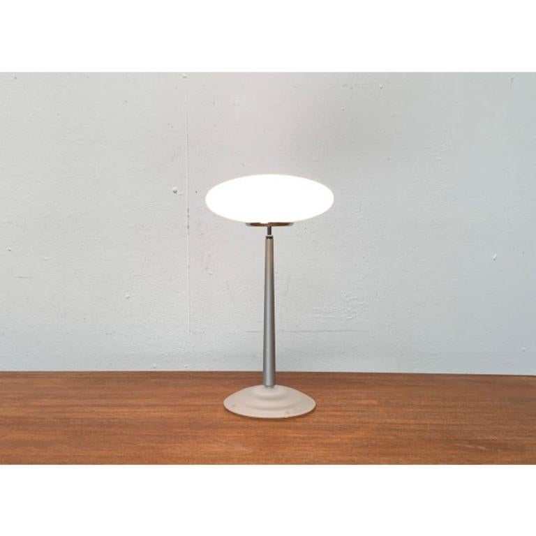 La petite version de la lampe de table T1 de la série de lampes Pao de Matteo Thun. Il s'agit ici d'une version rare en chrome et argent.

Les lampes Pao séduisent par leur diffuseur caractéristique et leur pied en verre mat. Cependant, la