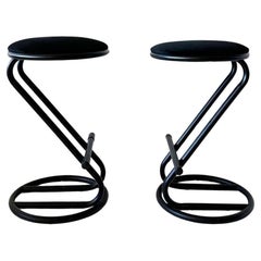 Tabouret postmoderne d'inspiration paperclip avec assise en velours de mohair (2 disponibles)