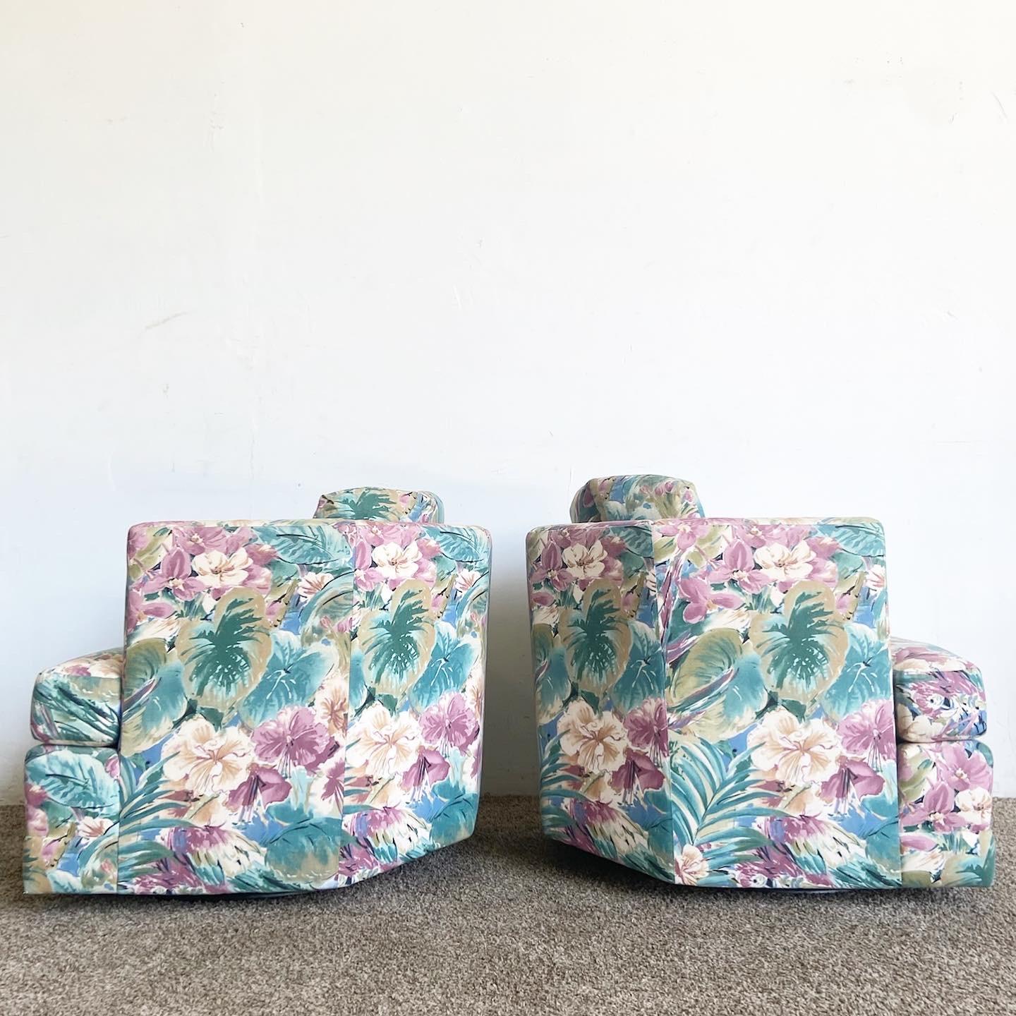 Plongez dans le design vibrant de notre merveilleuse paire de chaises pivotantes postmodernes vintage. Ces chaises sont dotées de dossiers géométriques et d'un revêtement captivant en tissu perroquet et feuillage, ajoutant une touche artistique à