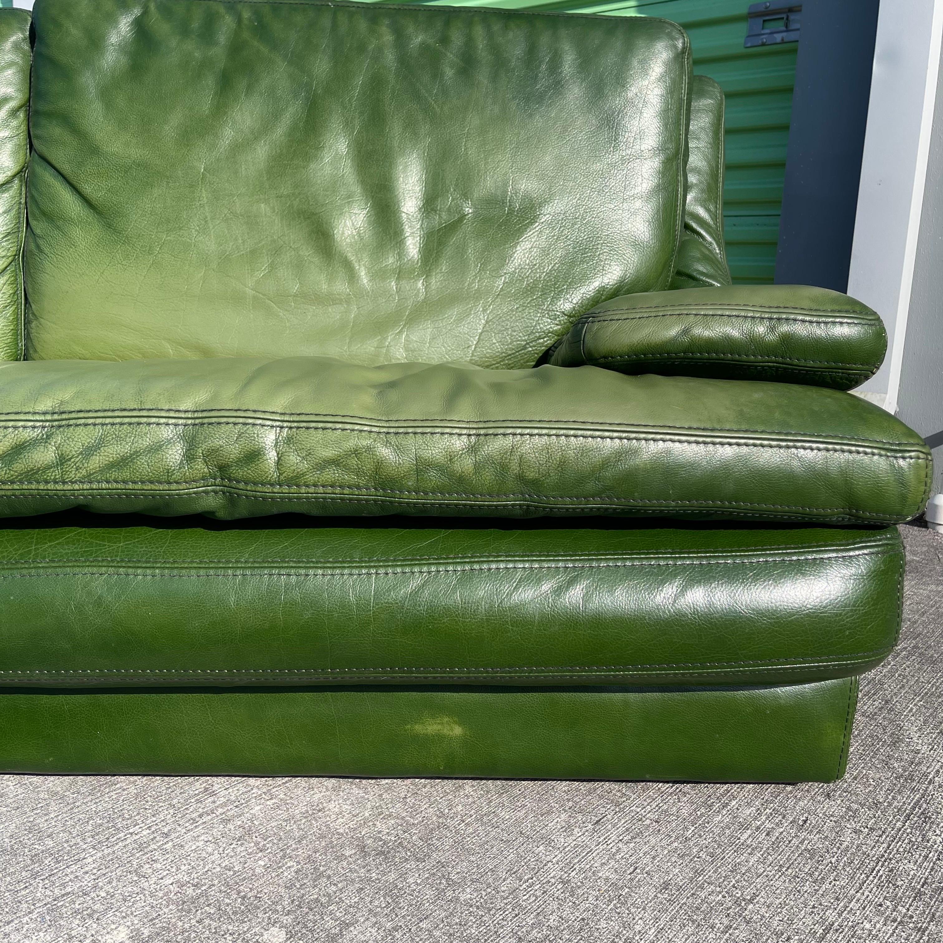 Canapé postmoderne en cuir de buffle vert patiné de Roche Bobois en vente 5