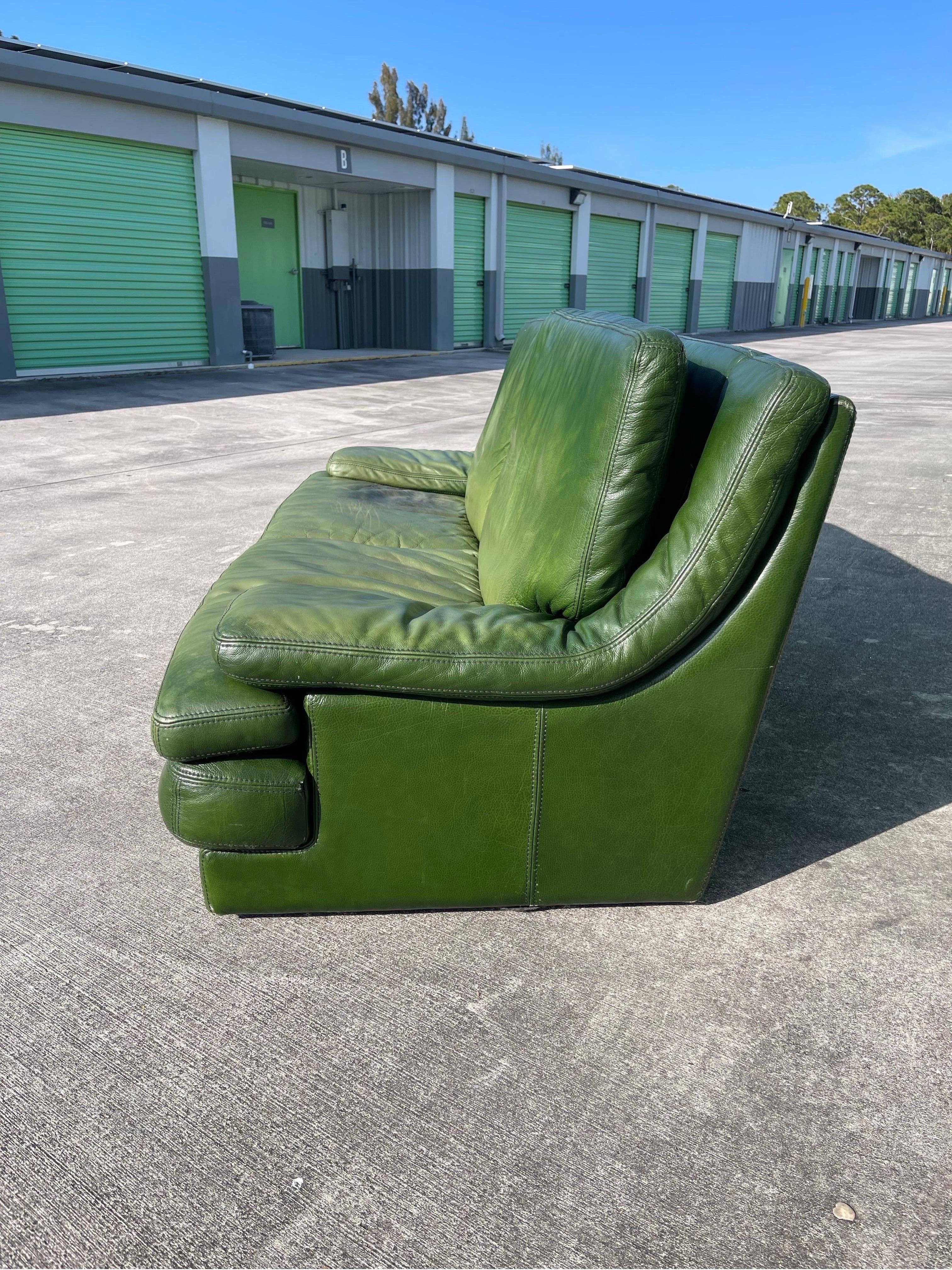 Fabuleux canapé en cuir de buffle vert parfaitement patiné de Roche Bobois.