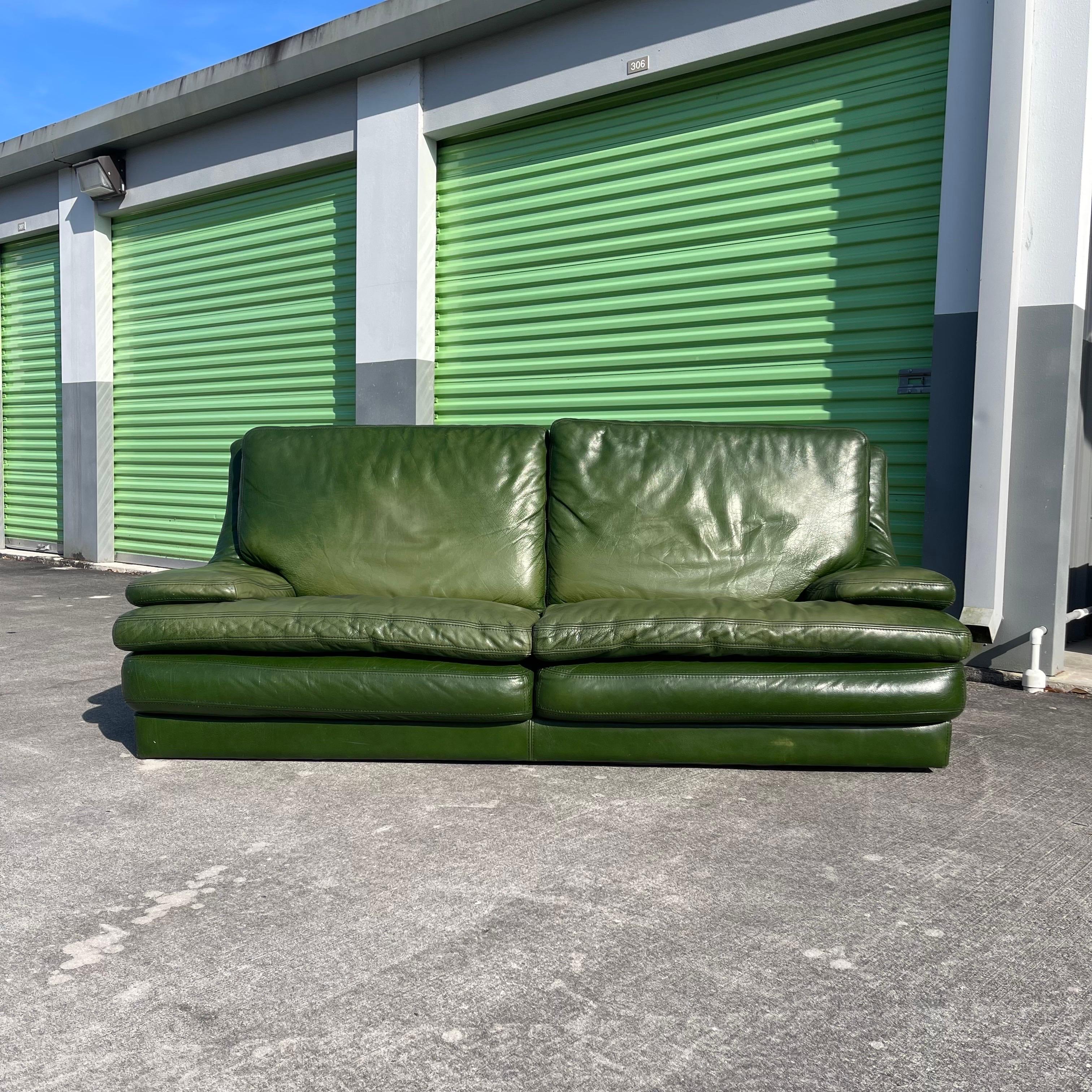 Canapé postmoderne en cuir de buffle vert patiné de Roche Bobois État moyen - En vente à Jensen Beach, FL